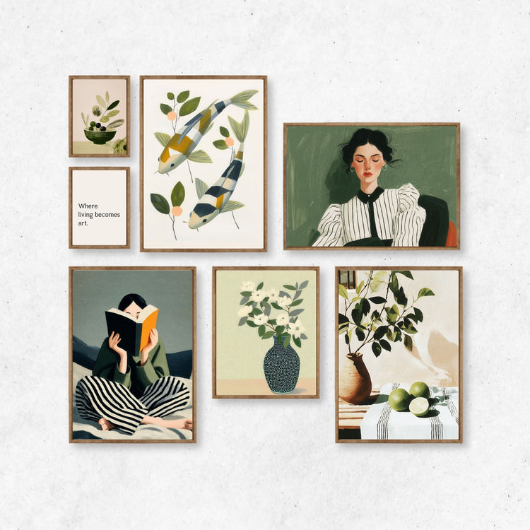 Samling av nordiske plakater med botaniske motiver, figurillustrasjon og koi fisk i harmonisk bildevegg