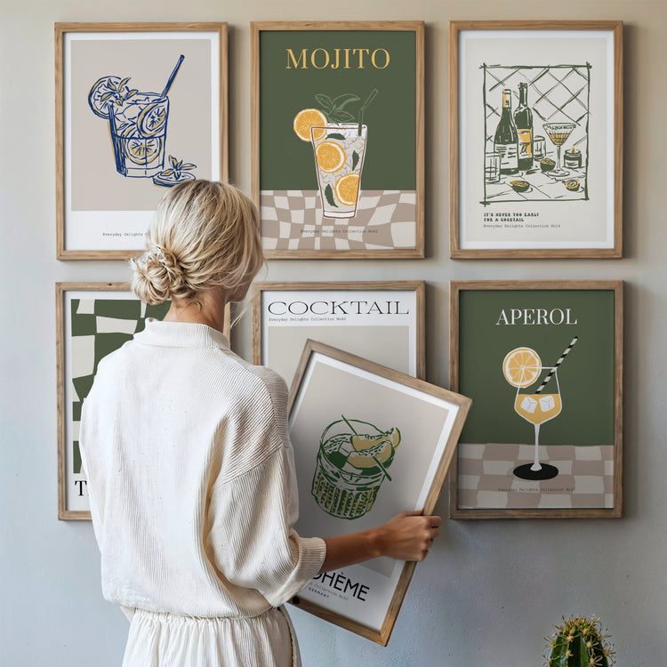 Bildevegg med cocktailplakater fra Everyday Cocktail Collection med mojito, aperol og illustrerte drinkmotiver i nordisk stil