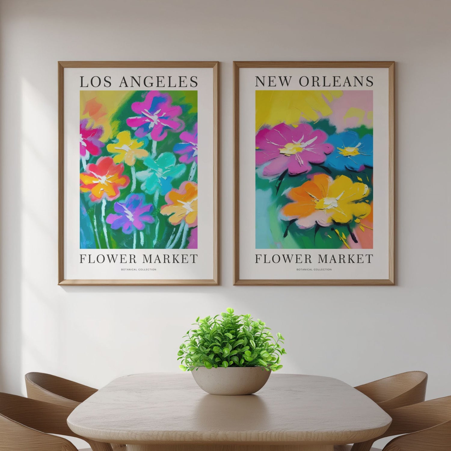 To fargerike botaniske plakater fra Flower Market-serien med ekspressive blomster i rosa, gult, grønt og blått, vist i rammer over et spisebord.