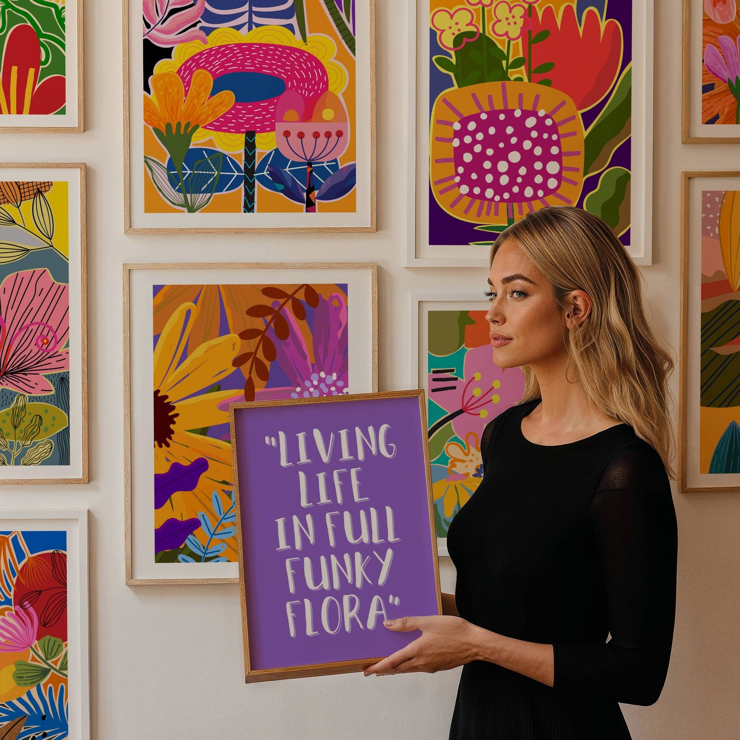 Illustrerte botaniske plakater fra Funky Flora-serien i fargerik gallerivegg med blomster og typografi.