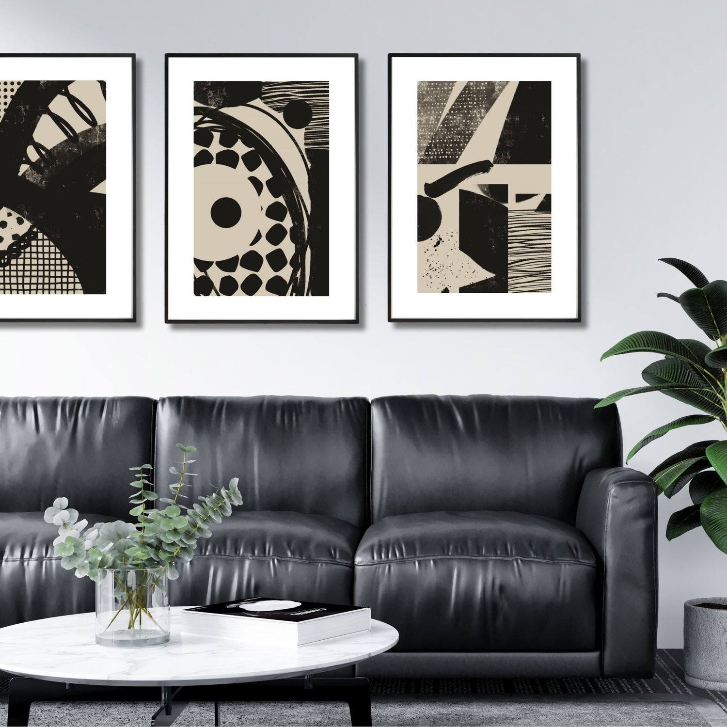 Grafiske plakater med abstrakte geometriske former i sort og beige, vist som en moderne bildevegg over sofa