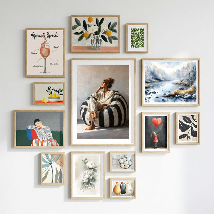 Gallerivegg med et utvalg grafiske serier fra Postergalleriet. Botaniske motiver, illustrasjoner, abstrakt kunst og moderne plakater samlet i en inspirerende bildevegg.