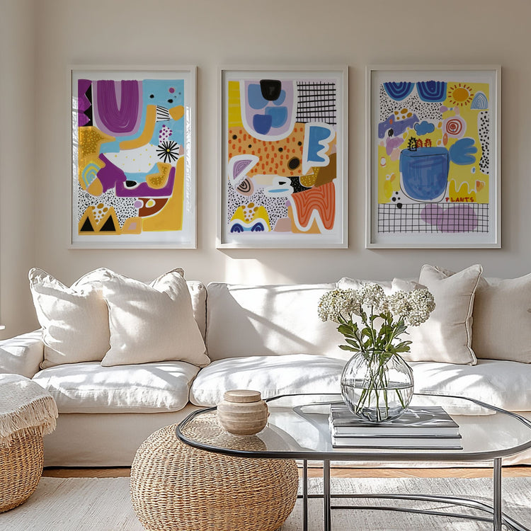 Playful Forms Collection – tre fargerike grafiske plakater med abstrakte motiver i lyst interiør
