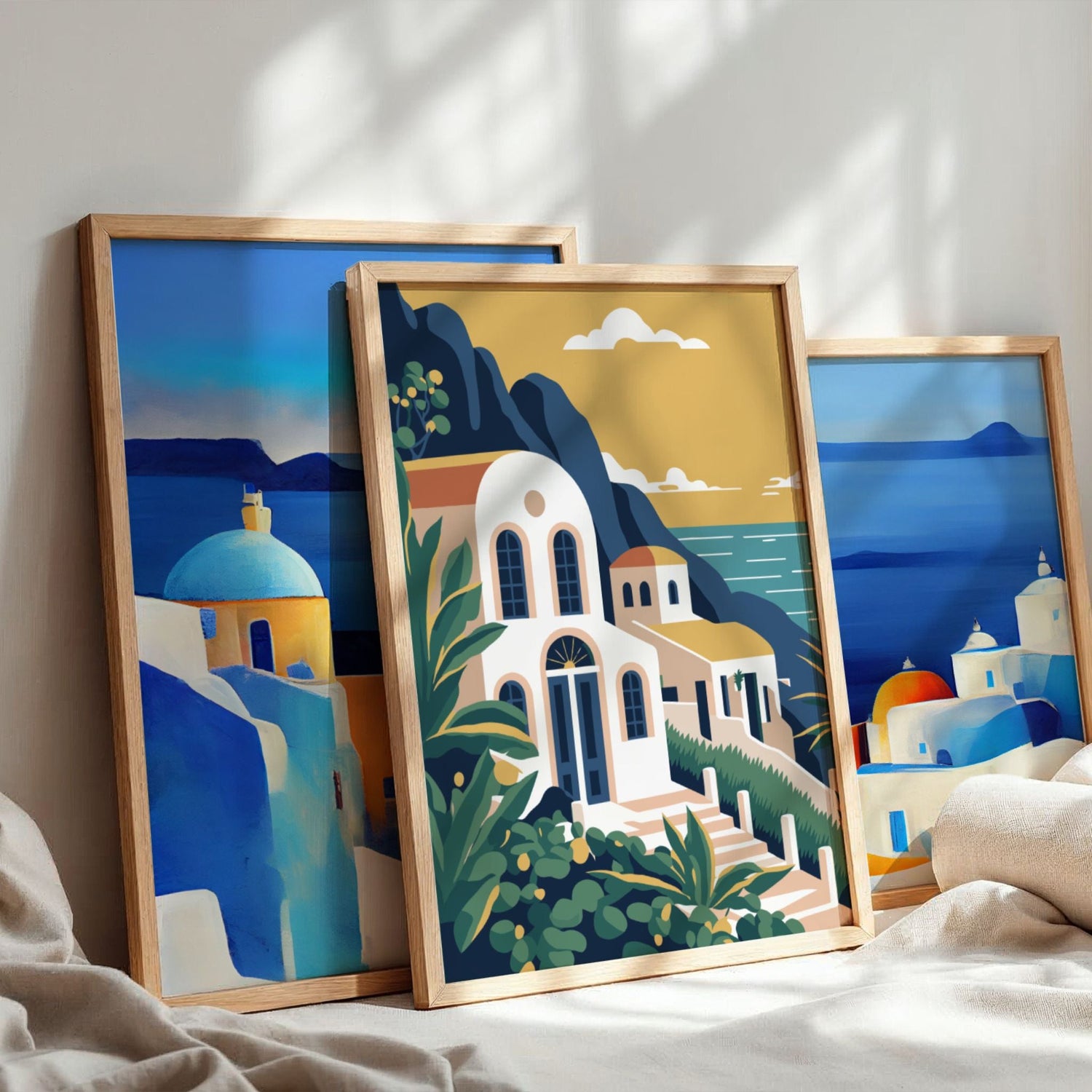 Grafiske plakater og lerret inspirert av Santorini med hvite hus, blå toner og middelhavsstemning