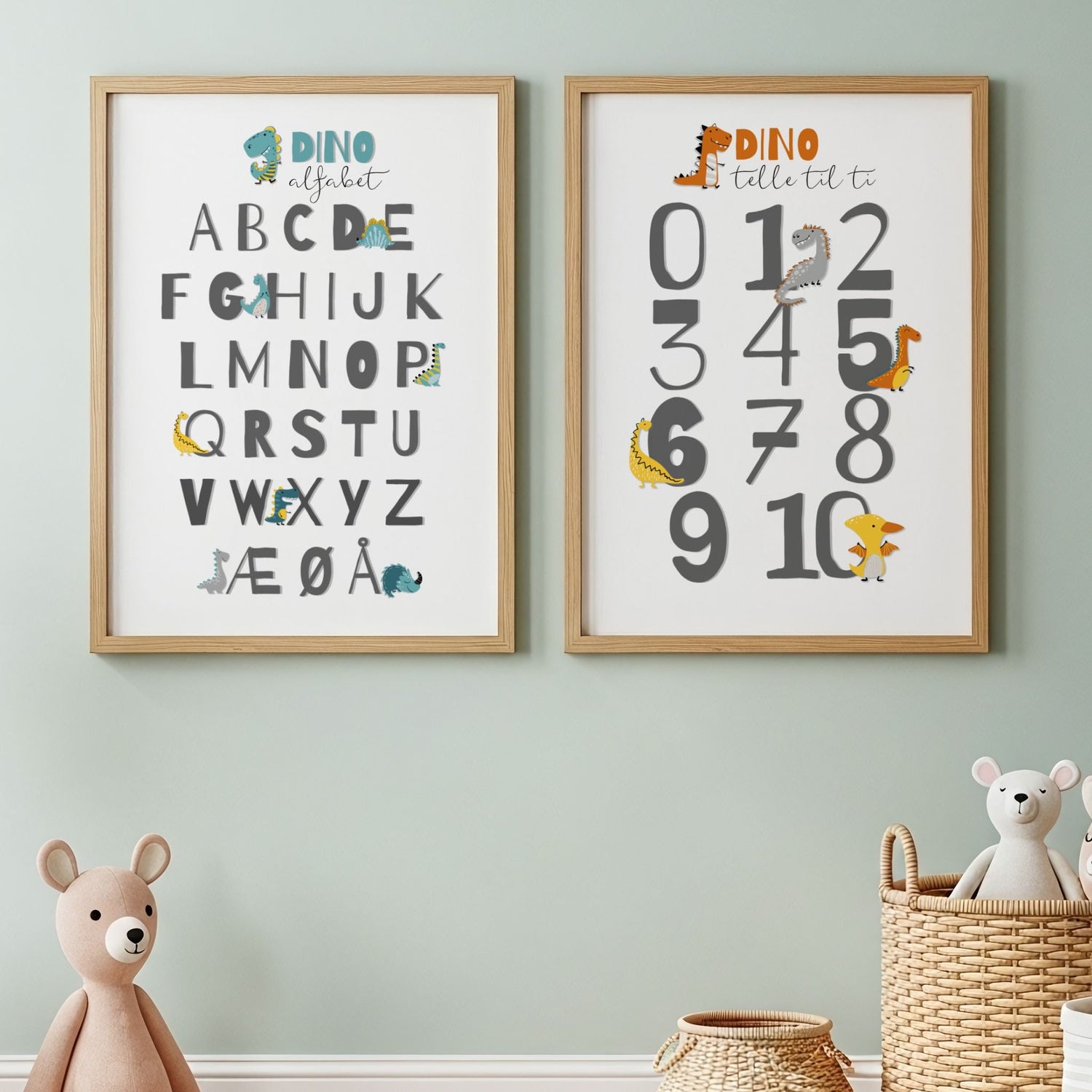 Typografiske plakater for barn med alfabet og tall, vist i et lyst barnerom