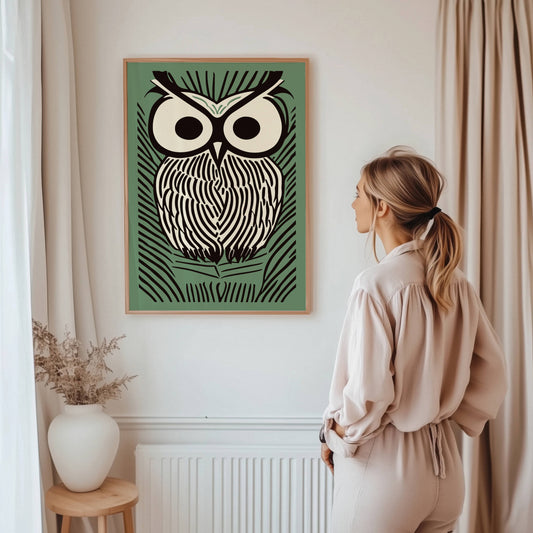 La mystikken og visdommen til nattens vokter pryde veggene dine med Night Owl – en moderne og grafisk kunstplakat som kombinerer stilrene linjer med naturens skjønnhet. Illustrasjon viser plakat i eik ramme.