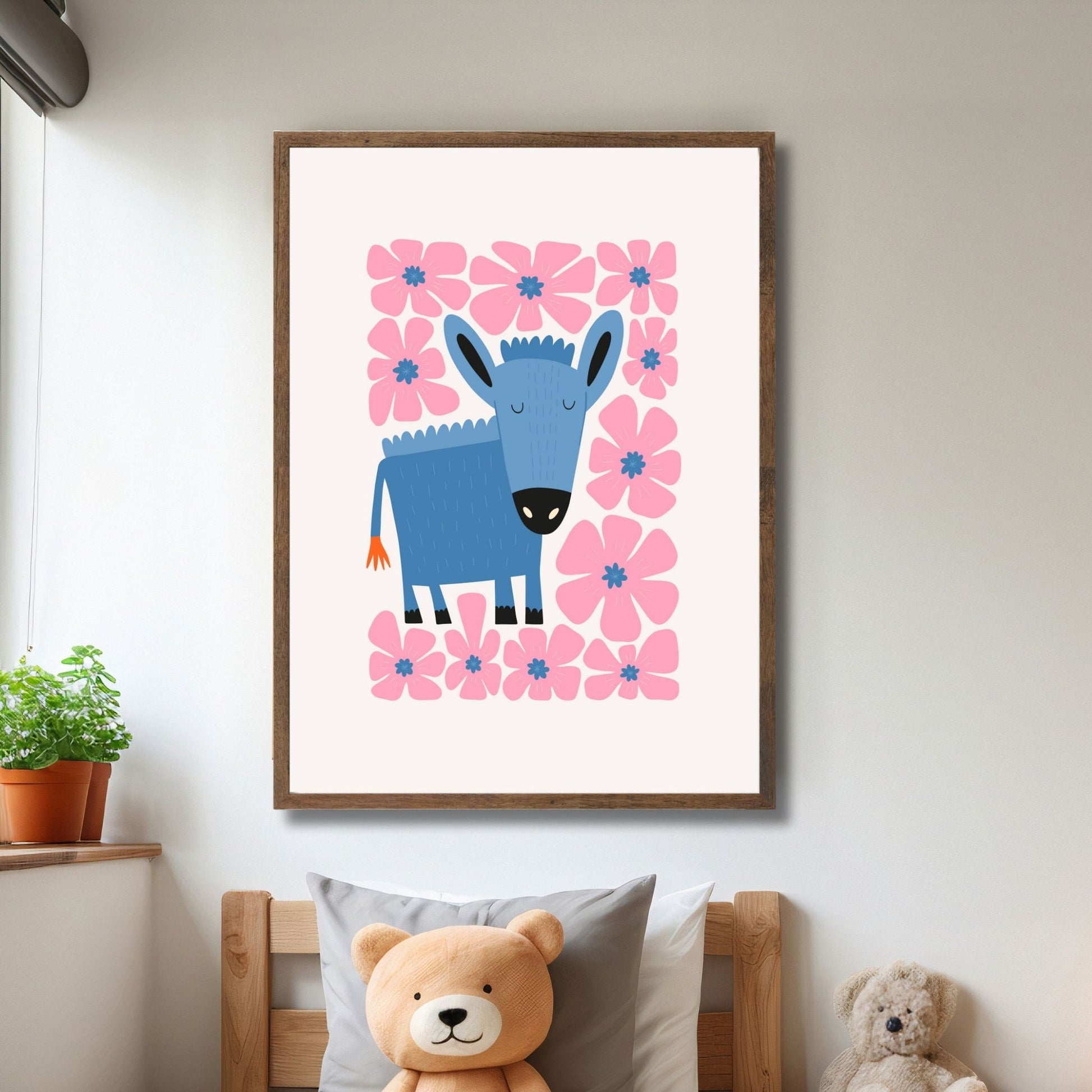 Denne unike plakaten med et søtt blått esel omgitt av blomster gir en beroligende og leken atmosfære. Illustrasjon viser plakat i ramme.