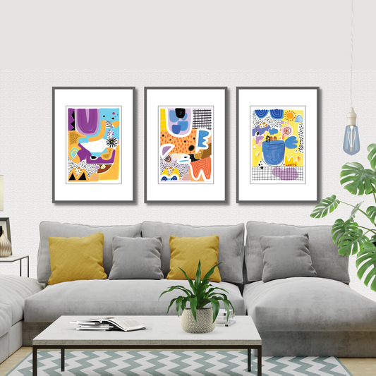 Serie med 3 grafiske motiver i abstrakt, multifarget mønster.  Bildet viser plakater på vegg.