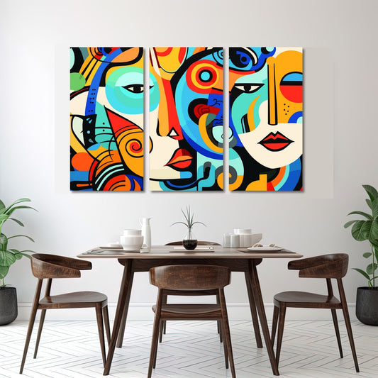 Dette unike kunstverket består av tre sammenhengende lerretspaneler som til sammen danner et imponerende motiv av to ansikter med et fargerikt bakteppe på hele 150 x 100 cm.  Miljøfotografi viser lerretspanelene på en vegg over et spisebord.