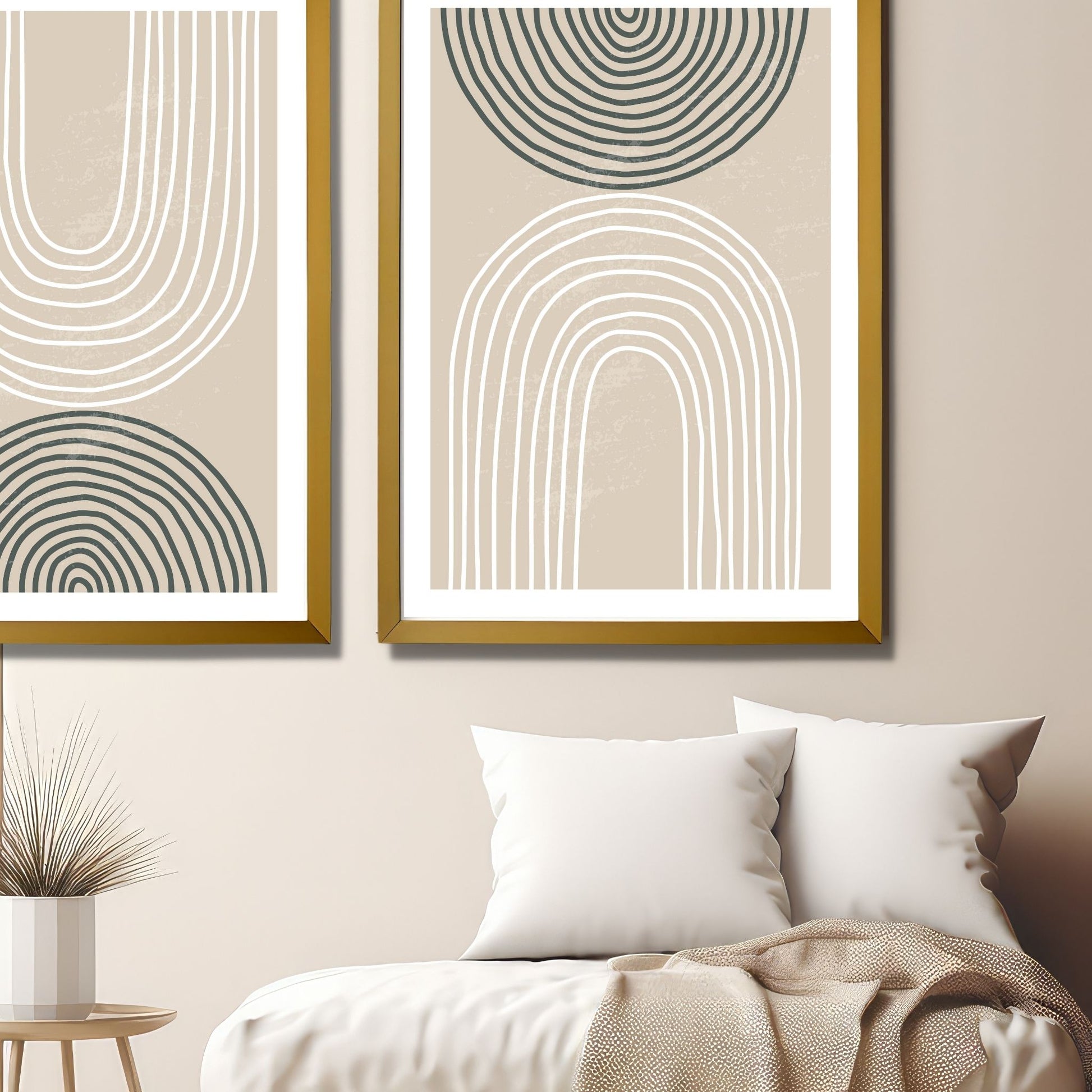 Abstrakt mønster av linjer i nyanser av beige, hvitt og sort . Plakatmotiv har en bred hvit kant som fremhever og gir dybde til motivet. Illustrasjonen viser to bilder i eikeramme hengt ved siden av hverandre, og det ene henger opp-ned.