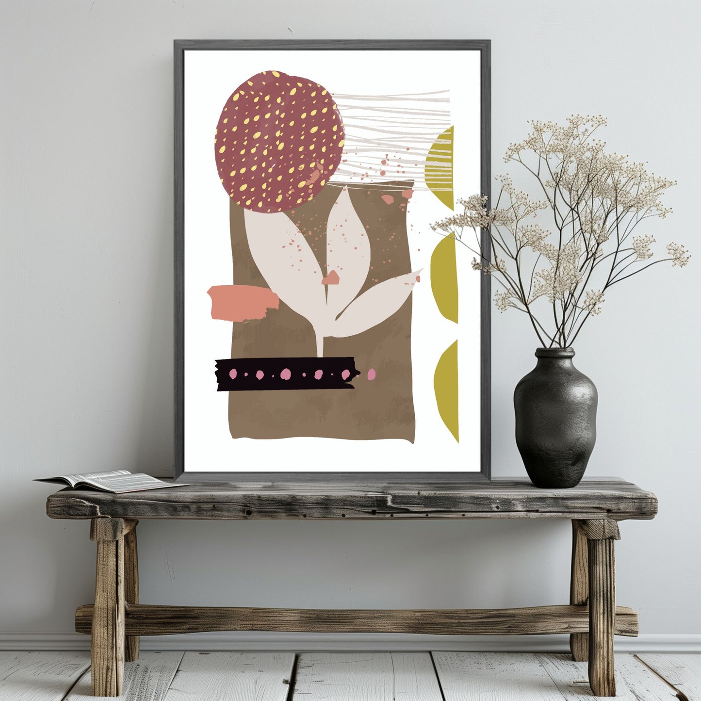 «Abstract Organic" plakatserie med 10 ulike motiv å velge mellom, bringer en følelse av ro og naturlig eleganse til ethvert rom. Hvert motiv i serie er utformet med organisk inspirasjon og hovedfargene burgunder, beige, brun, oker og sort. Illustrasjonen viser plakat i grå ramme.