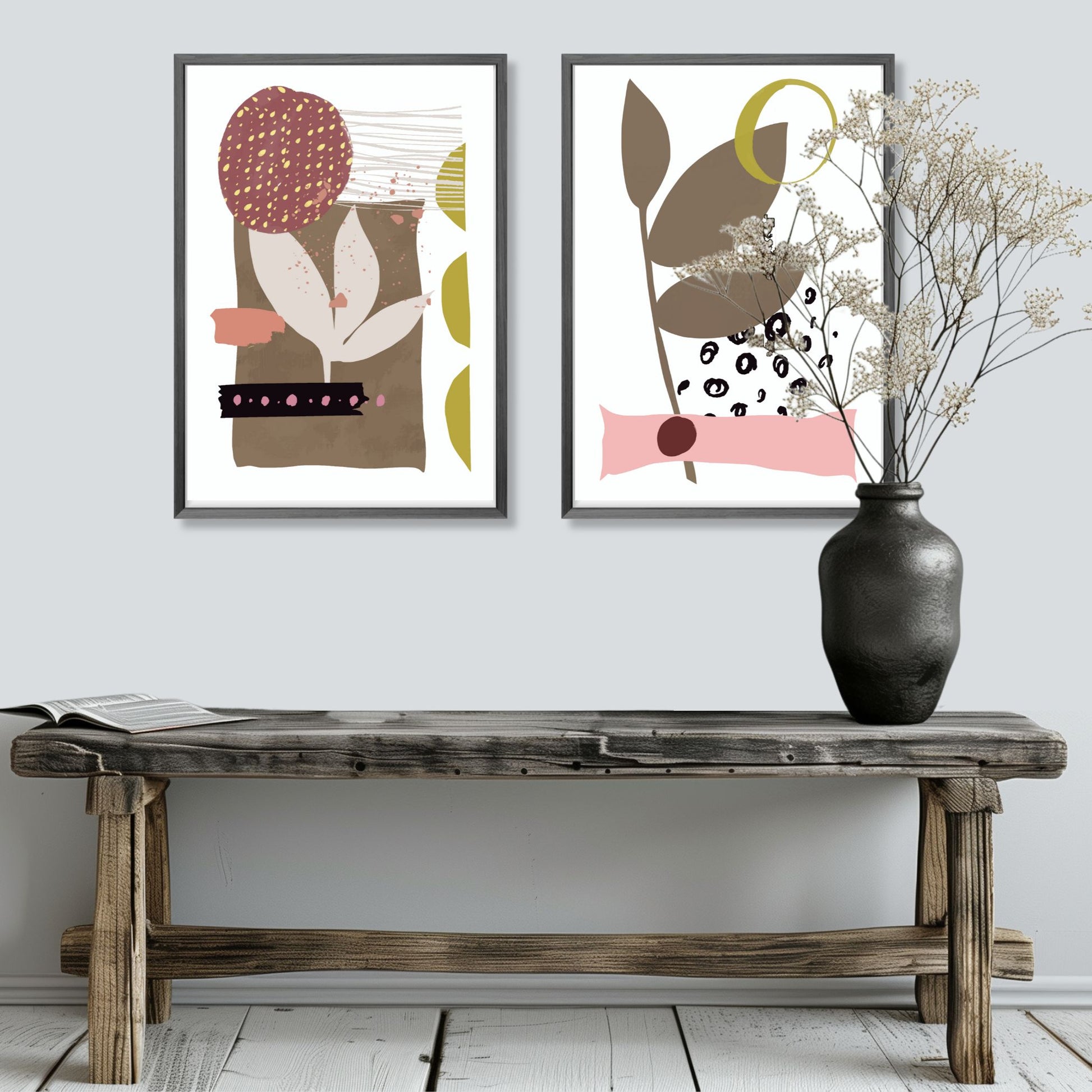 «Abstract Organic" plakatserie med 10 ulike motiv å velge mellom, bringer en følelse av ro og naturlig eleganse til ethvert rom. Hvert motiv i serie er utformet med organisk inspirasjon og hovedfargene burgunder, beige, brun, oker og sort. Illustrasjonen viser plakat no1 og no 8 i grå ramme som henger ved siden av hverandre.