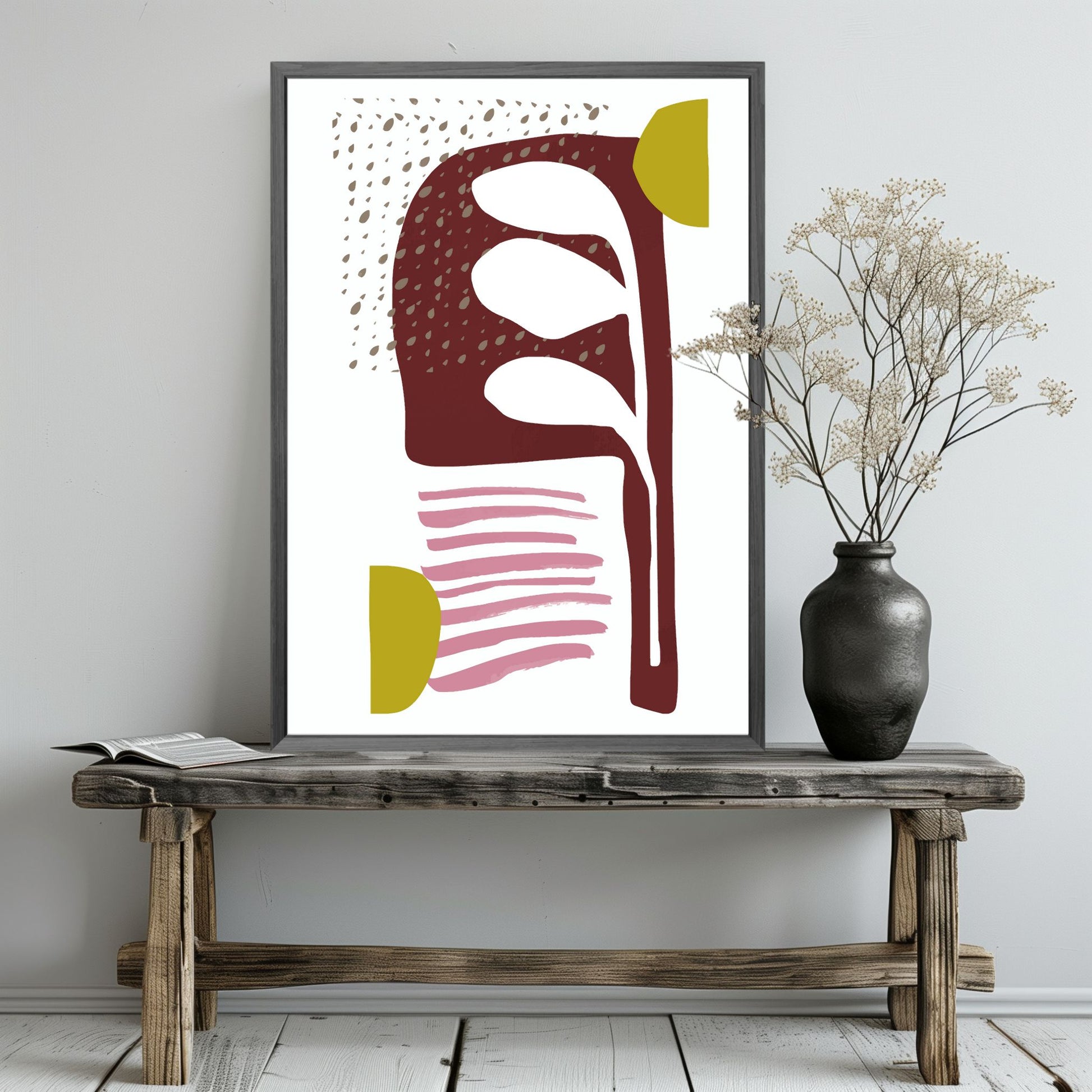 «Abstract Organic" plakatserie med 10 ulike motiv å velge mellom, bringer en følelse av ro og naturlig eleganse til ethvert rom. Hvert motiv i serie er utformet med organisk inspirasjon og hovedfargene burgunder, beige, brun, oker og sort. Illustrasjonen viser plakat i grå ramme.