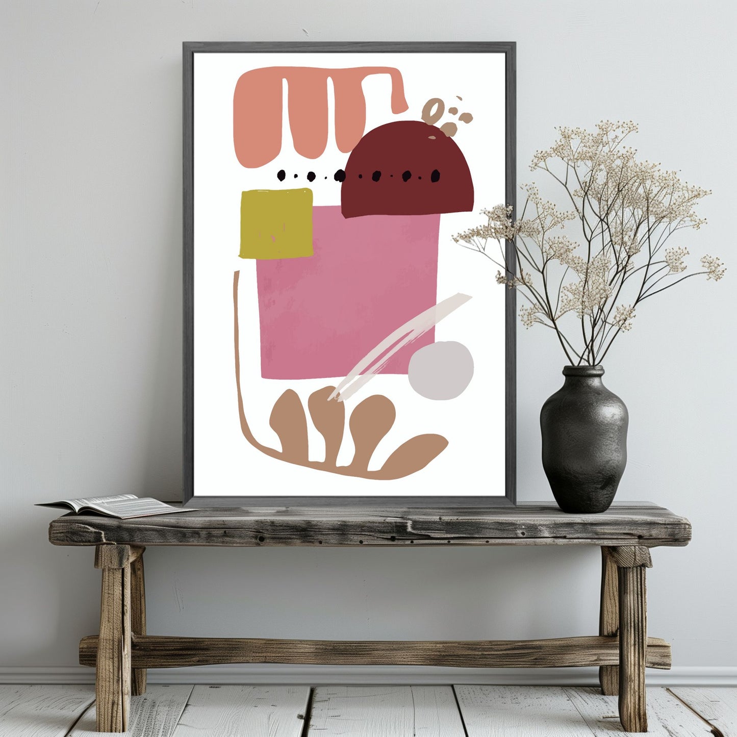 «Abstract Organic" plakatserie med 10 ulike motiv å velge mellom, bringer en følelse av ro og naturlig eleganse til ethvert rom. Hvert motiv i serie er utformet med organisk inspirasjon og hovedfargene burgunder, beige, brun, oker og sort. Illustrasjonen viser plakat i grå ramme.