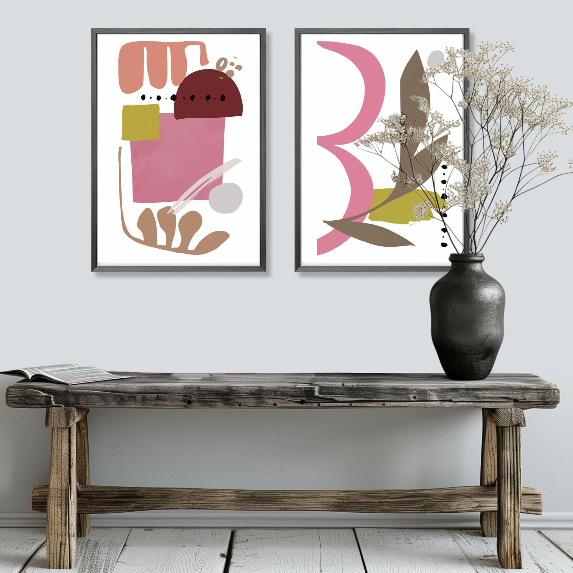 «Abstract Organic" plakatserie med 10 ulike motiv å velge mellom, bringer en følelse av ro og naturlig eleganse til ethvert rom. Hvert motiv i serie er utformet med organisk inspirasjon og hovedfargene burgunder, beige, brun, oker og sort. Illustrasjonen viser plakat no3 og no 10 i grå ramme som henger ved siden av hverandre.