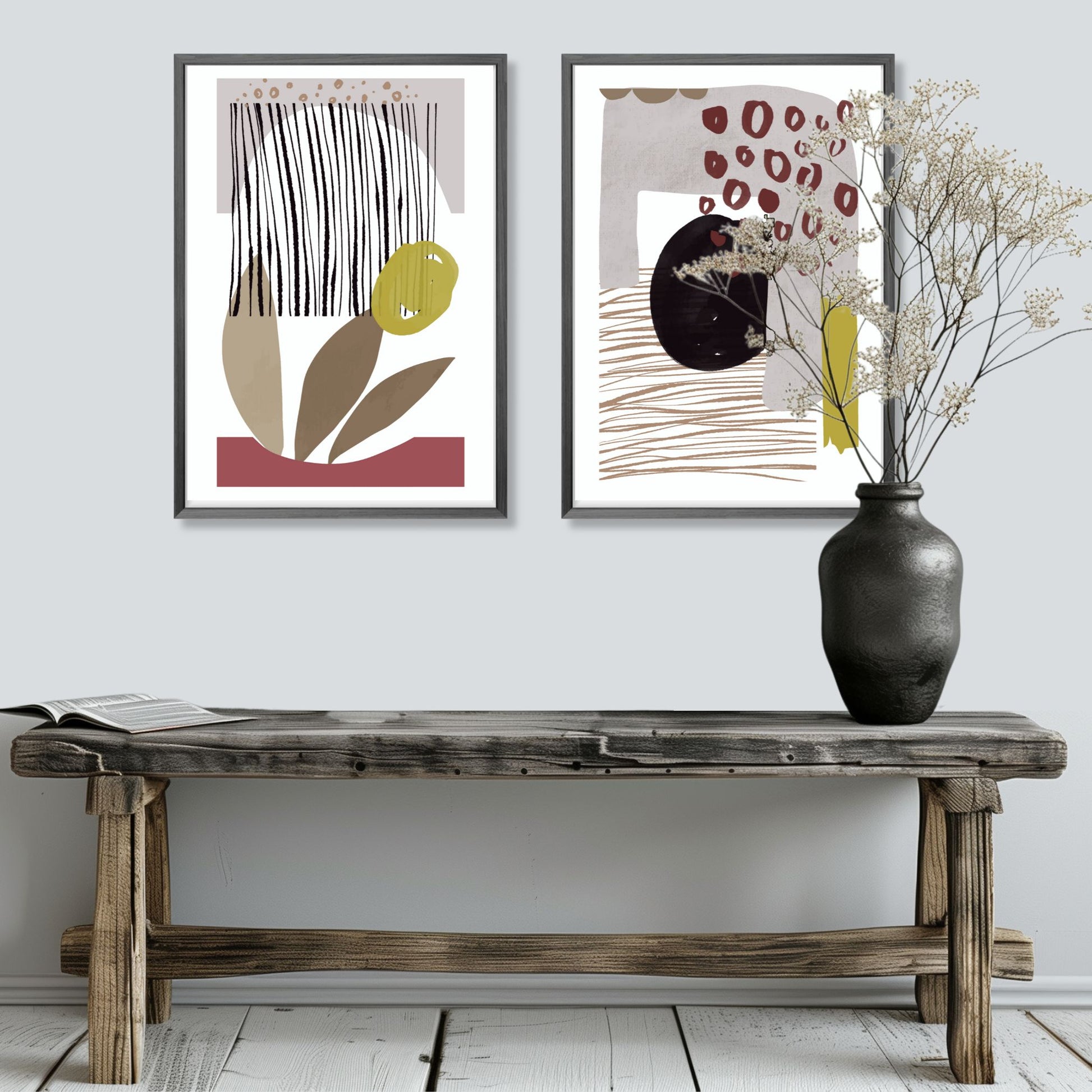 «Abstract Organic" plakatserie med 10 ulike motiv å velge mellom, bringer en følelse av ro og naturlig eleganse til ethvert rom. Hvert motiv i serie er utformet med organisk inspirasjon og hovedfargene burgunder, beige, brun, oker og sort. Illustrasjonen viser plakat no6 og no4 i grå ramme som henger ved siden av hverandre.
