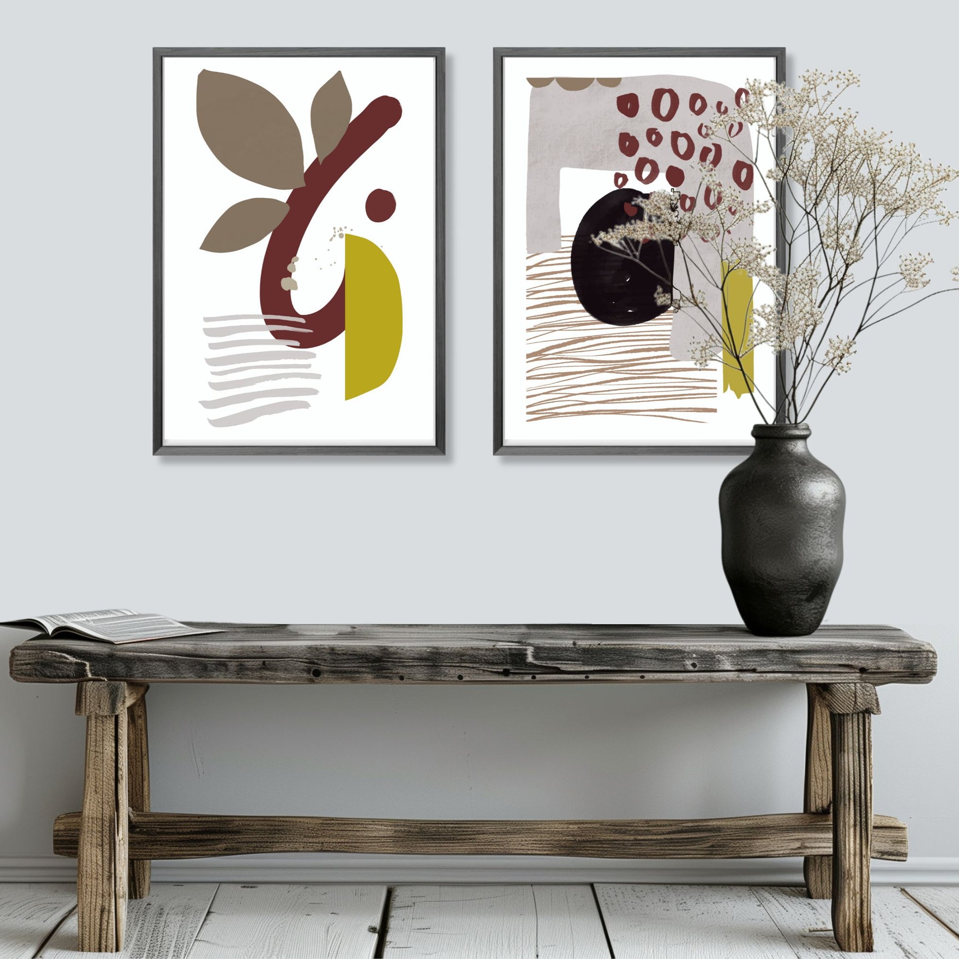 «Abstract Organic" plakatserie med 10 ulike motiv å velge mellom, bringer en følelse av ro og naturlig eleganse til ethvert rom. Hvert motiv i serie er utformet med organisk inspirasjon og hovedfargene burgunder, beige, brun, oker og sort. Illustrasjonen viser plakat no9 og no4 i grå ramme som henger ved siden av hverandre.