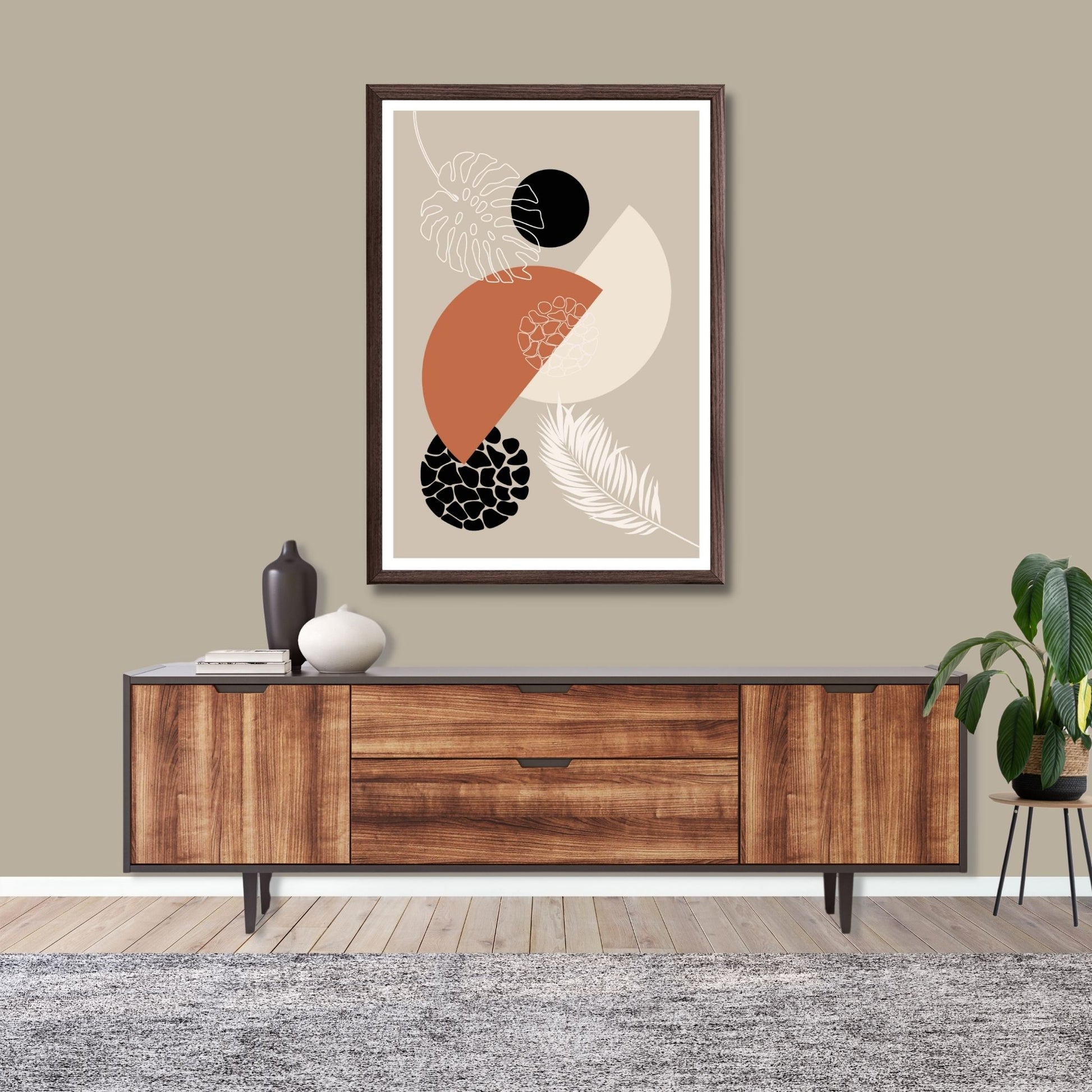 Abstract Shapes No1.1 i sort, beige, rust og hvite fargenyanser. Plakat har en hvit kant om gir dybde og fremhever motivet. Illustrasjon som viser motiv i brun ramme.