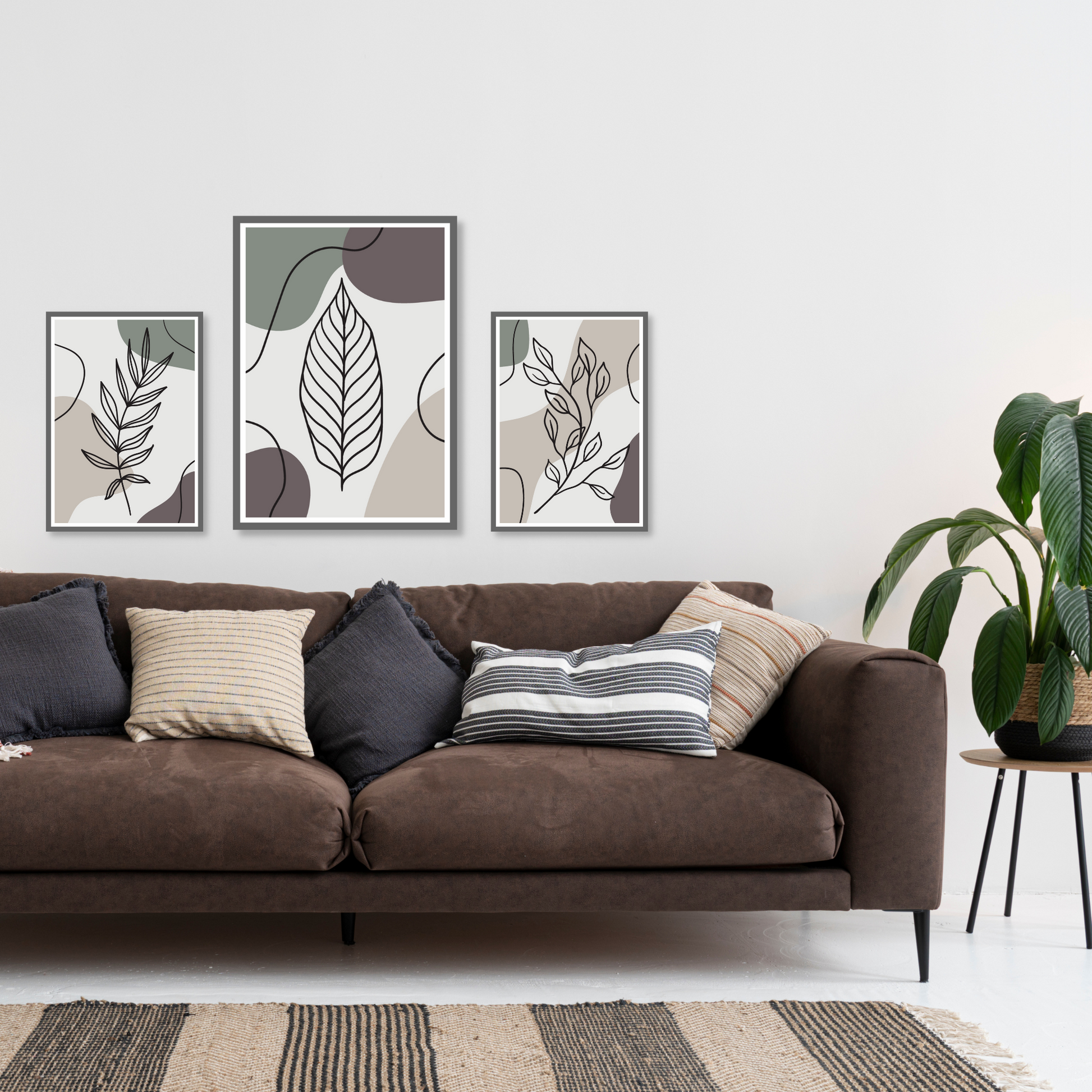Grafisk kunst med abstrakte blader i serie med 3 bilder. Fargenyanser i sort, burgunder, beige, grå og grønn. Plakatene i denne serien kan du få tilpasset i "dine farger"