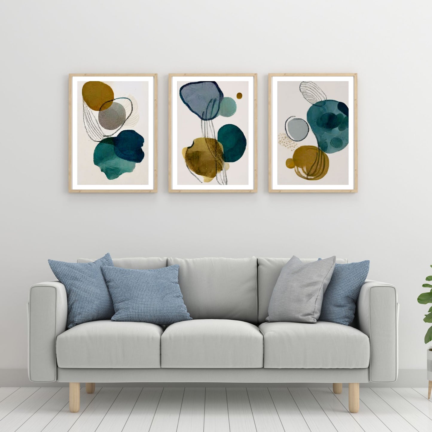 Serie med 3 kunst plakater med abstrakt mønster. Fargenyanser i svart, blå, grønn, brun og grå. Bildet viser plakatene i ramme av eik, hengende på en vegg.