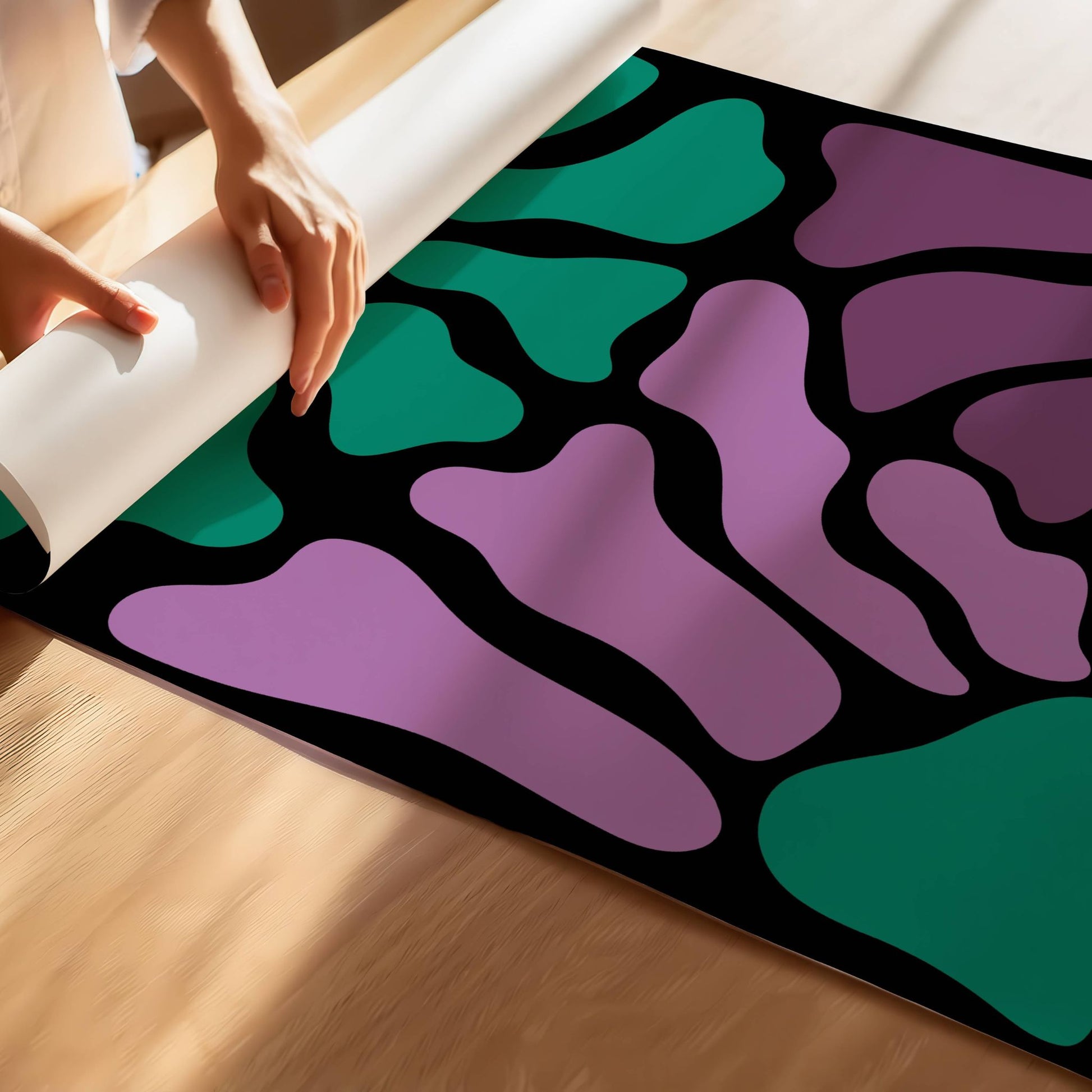 Abstract Bloom – en moderne abstrakt plakat inspirert av naturens organiske mønstre. De flytende, dristige formene i dype lilla- og grønnfarger mot en kontrastfylt sort bakgrunn skaper et levende, men harmonisk uttrykk som tilfører personlighet til ethvert rom. Illustrasjon viser plakat på print.