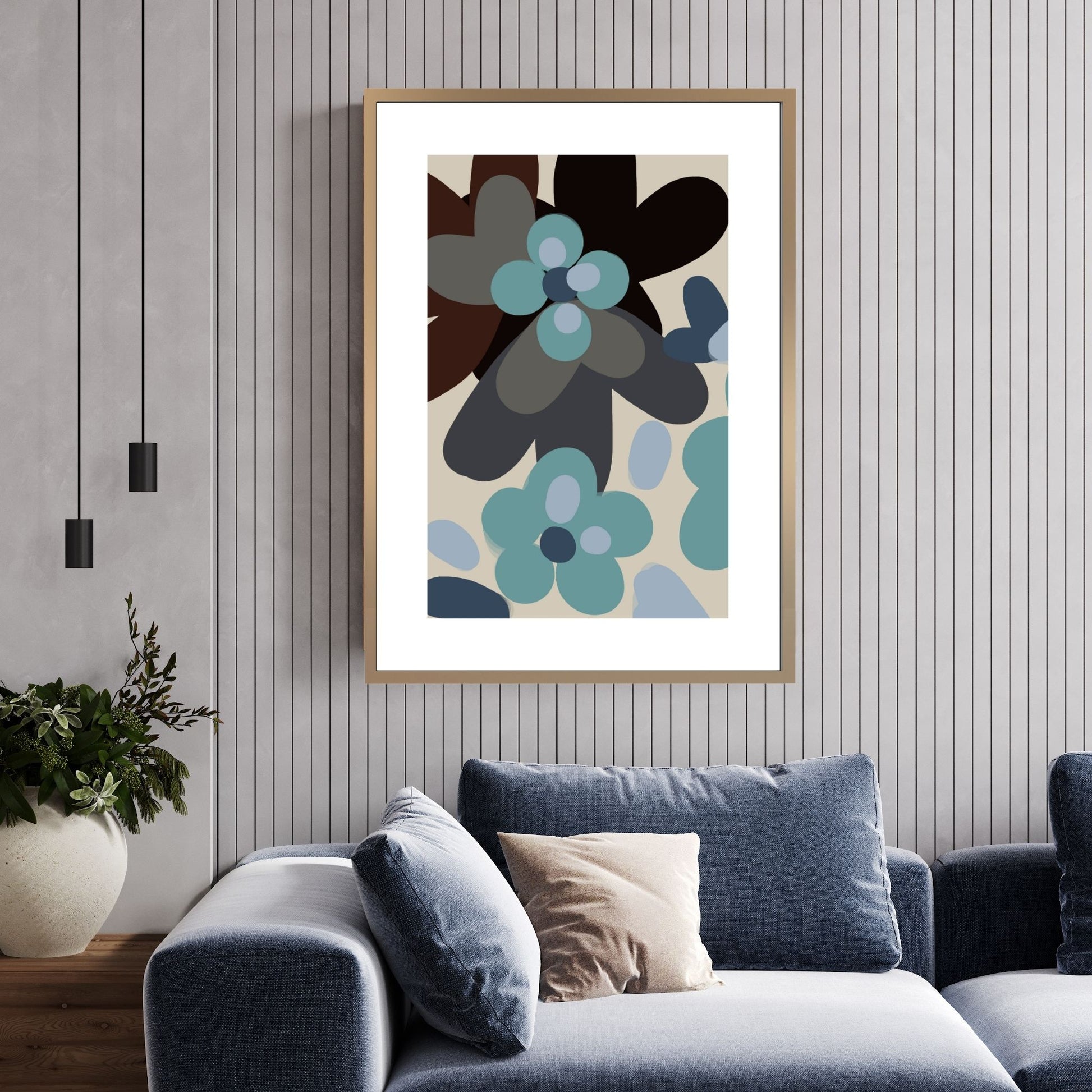Abstrakt Flowers No1 - grafisk plakat i blått, sort, burgunder, petrol og beige fargetoner. Plakaten har en bred hvit kant som gir dybde og fremhever bildet. Illustrasjon som viser bildet i en eikeramme på en vegg over en sofa.