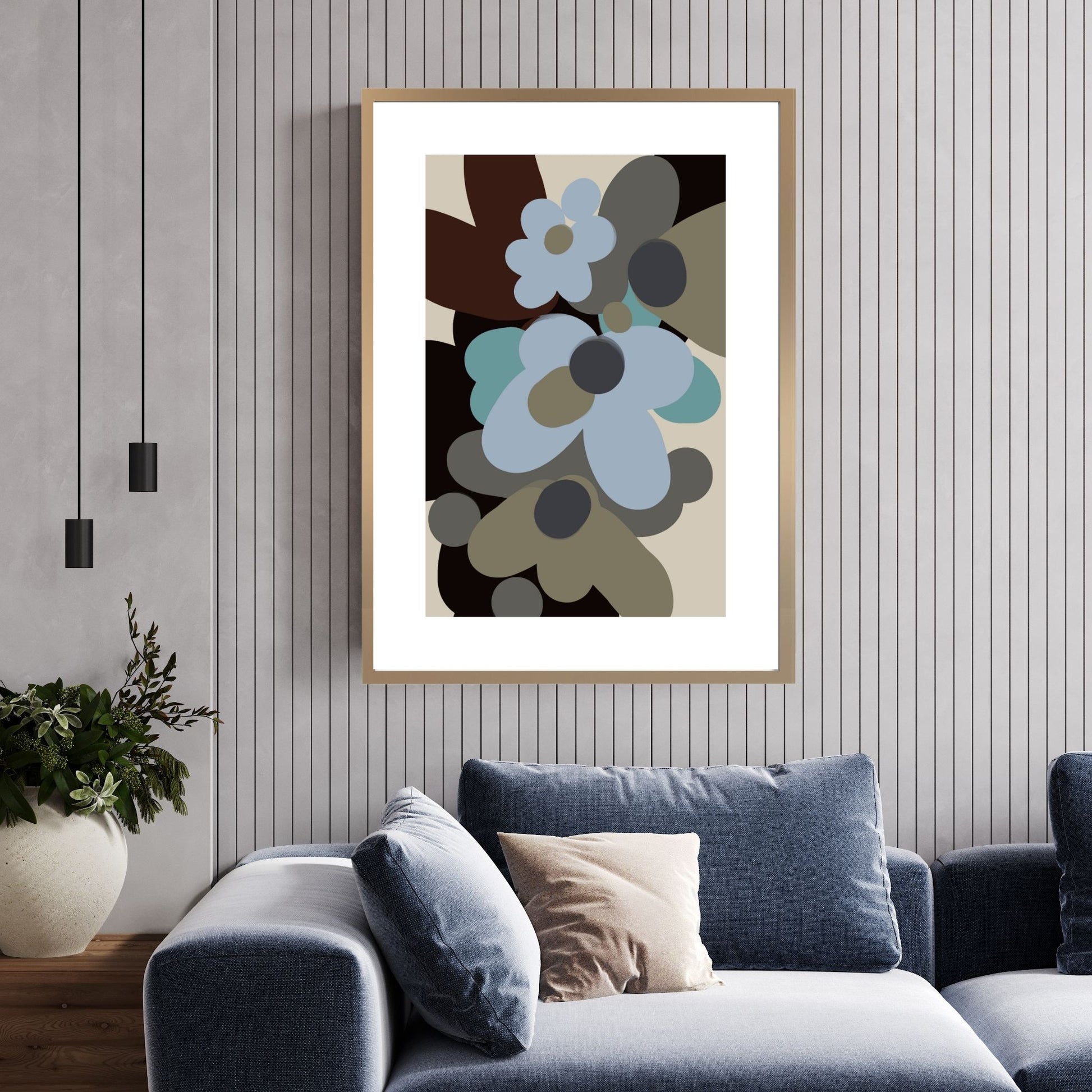 Abstrakt Flowers No2 - grafisk plakat i blått, sort, burgunder, petrol og beige fargetoner. Plakaten har en bred hvit kant som gir dybde og fremhever bildet. Illustrasjon som viser bildet i en eikeramme på en vegg over en sofa.
