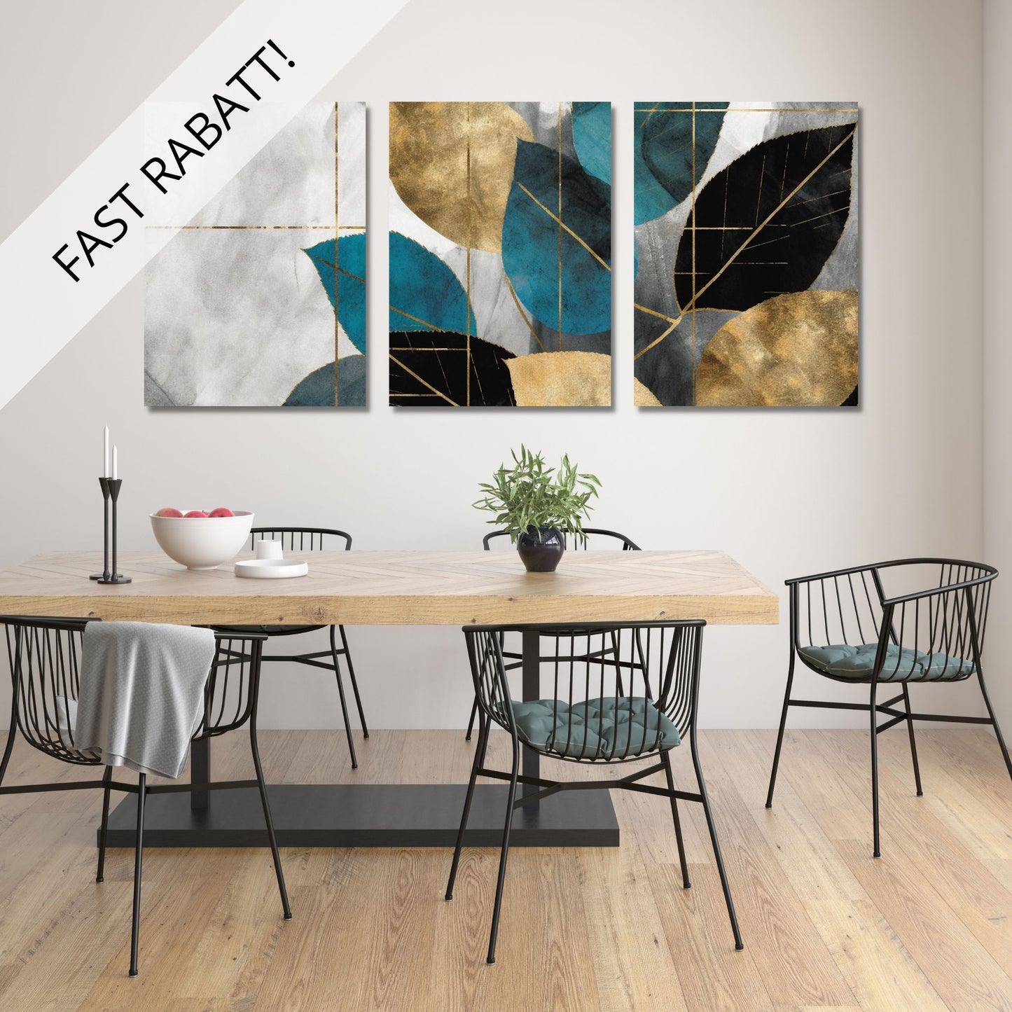 Abstract Art Collection består av 3 stk. grafiske print på lerret som danner ett motiv. Motivet består av blader i blårønn, sort og gull på en lys grå bakgrunn. Illustrasjonn viser bildene på en vegg over et spisebord.