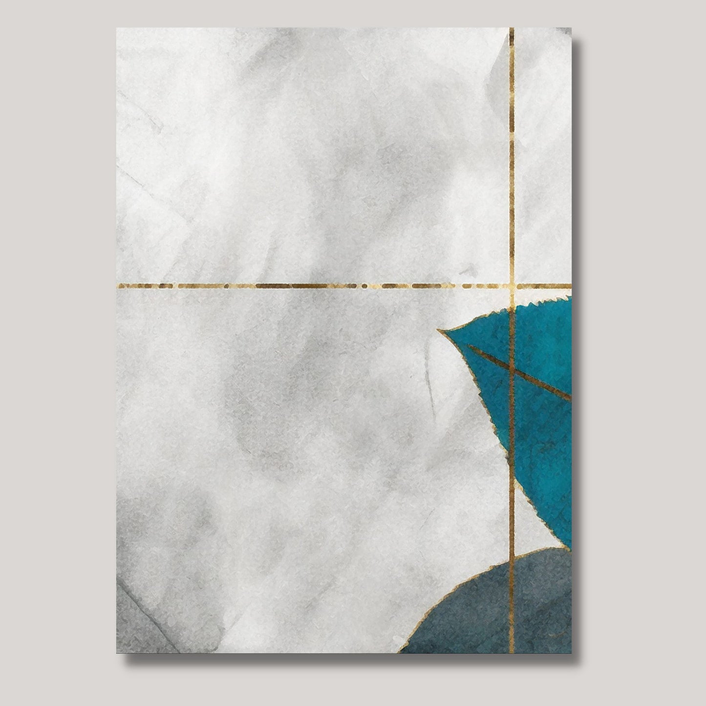 Abstract Leaves Collection består av 3 stk. grafiske print på lerret som danner ett motiv. Motivet består av blader i blårønn, sort og gull på en lys grå bakgrunn. Illustrasjon viser lerretsbilde nr. 1 av 3.