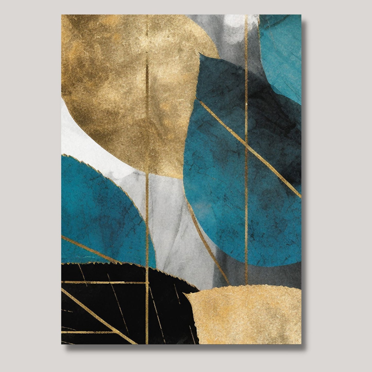 Abstract Leaves Collection består av 3 stk. grafiske print på lerret som danner ett motiv. Motivet består av blader i blårønn, sort og gull på en lys grå bakgrunn. Illustrasjon viser lerretsbilde nr. 2 av 3.
