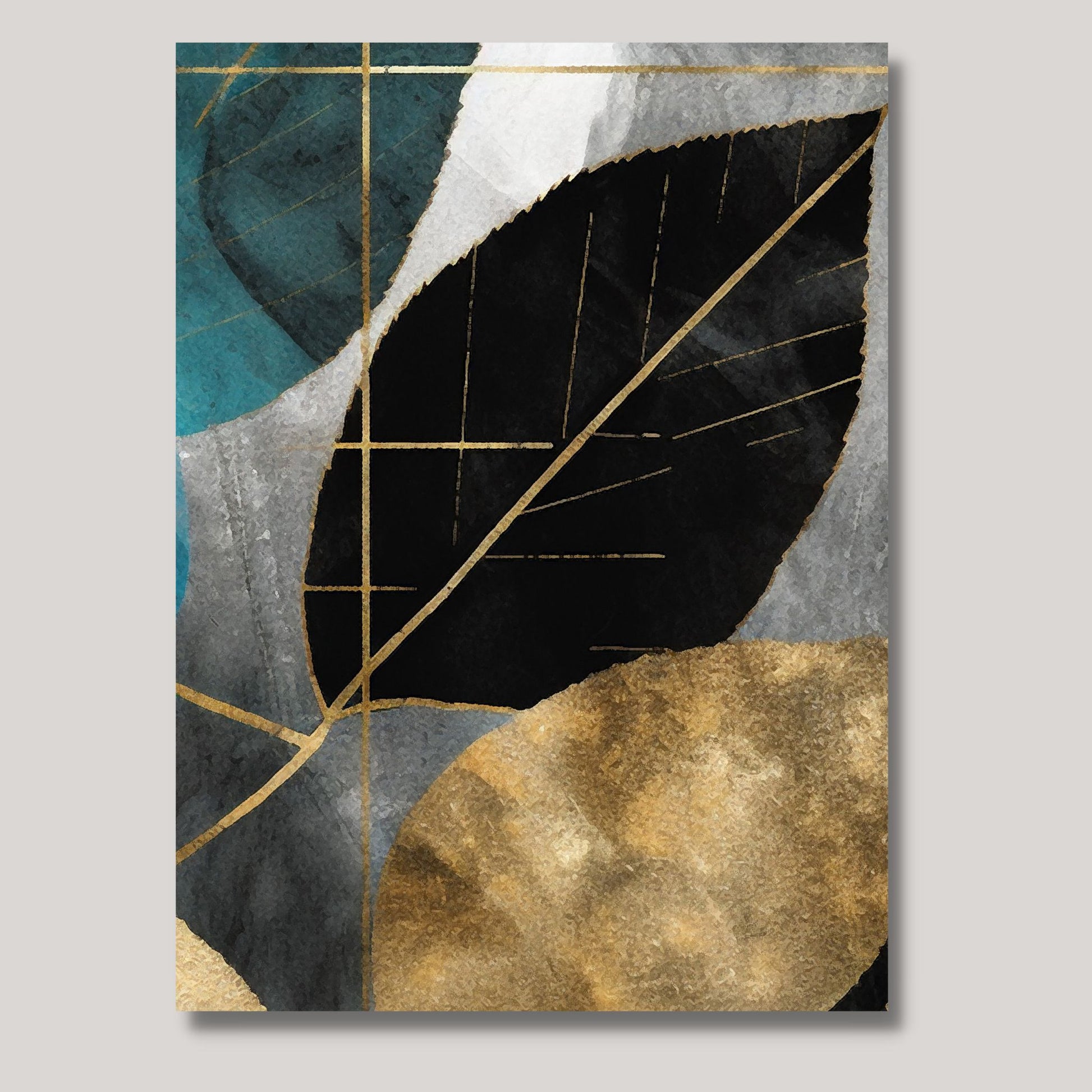 Abstract Leaves Collection består av 3 stk. grafiske print på lerret som danner ett motiv. Motivet består av blader i blårønn, sort og gull på en lys grå bakgrunn. Illustrasjon viser lerretsbilde nr. 3 av 3.