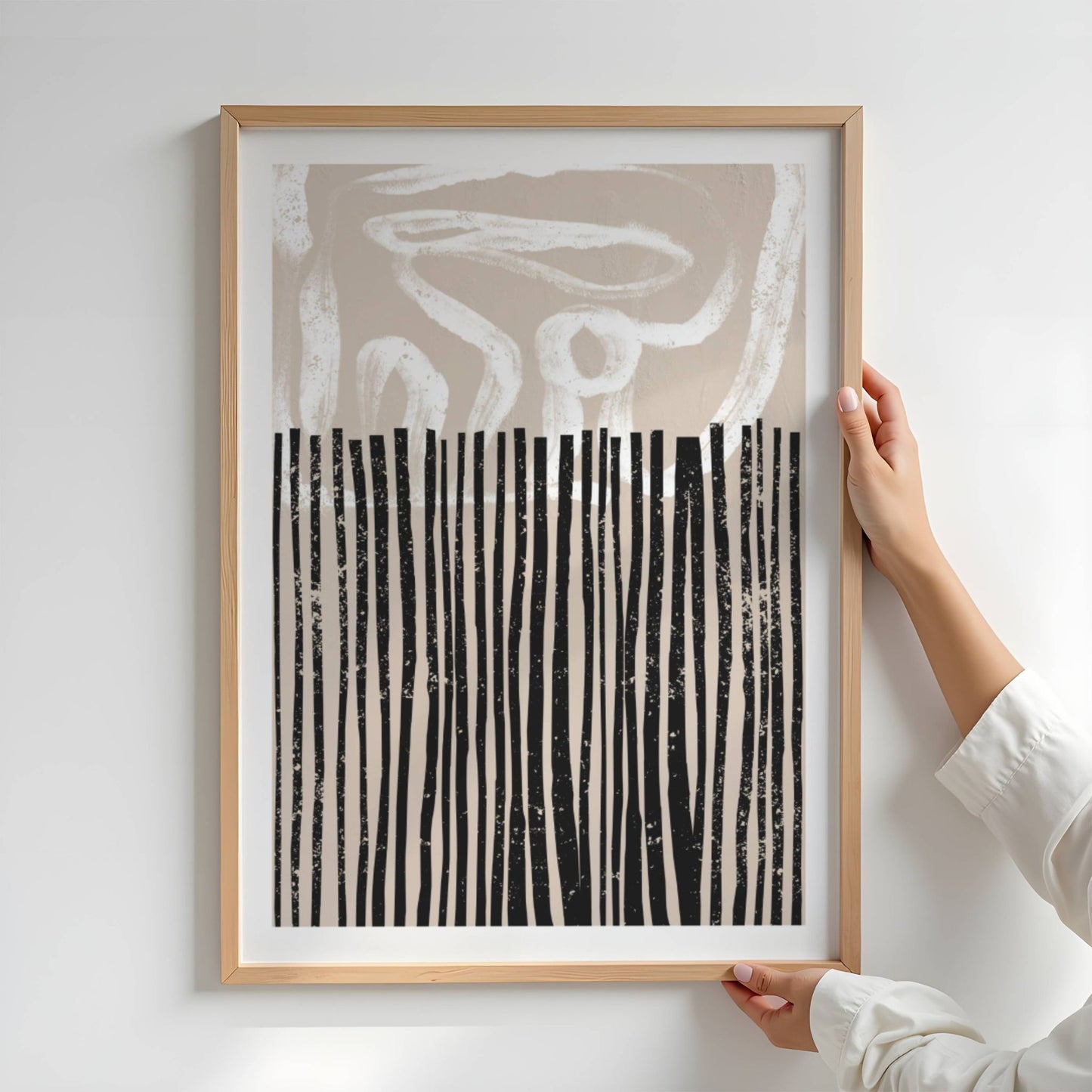 Abstract Lines – moderne kunstplakat har organiske, håndtegnede linjer og grafisk kontrast i sort, hvitt og beige. Illustrasjon viser plakat med hvit kantlinje i eik ramme.