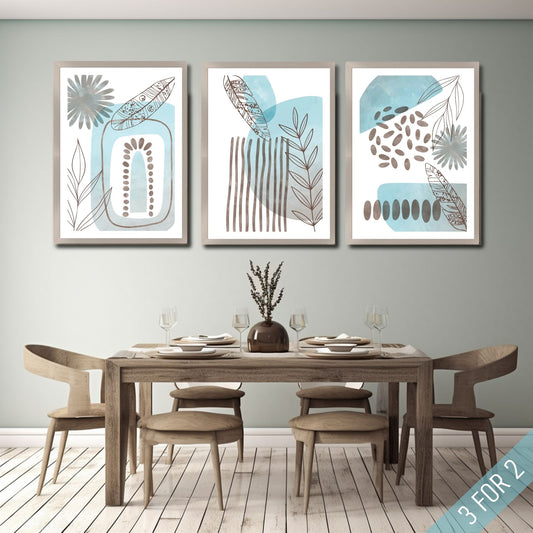 "Abstrakt Harmoni Collection", en serie på tre unike kunstverk som kombinerer naturlige former og abstrakt design i delikate blåtoner og jordfarger. Illustrasjon viser motivene som plakat i lys ramme.
