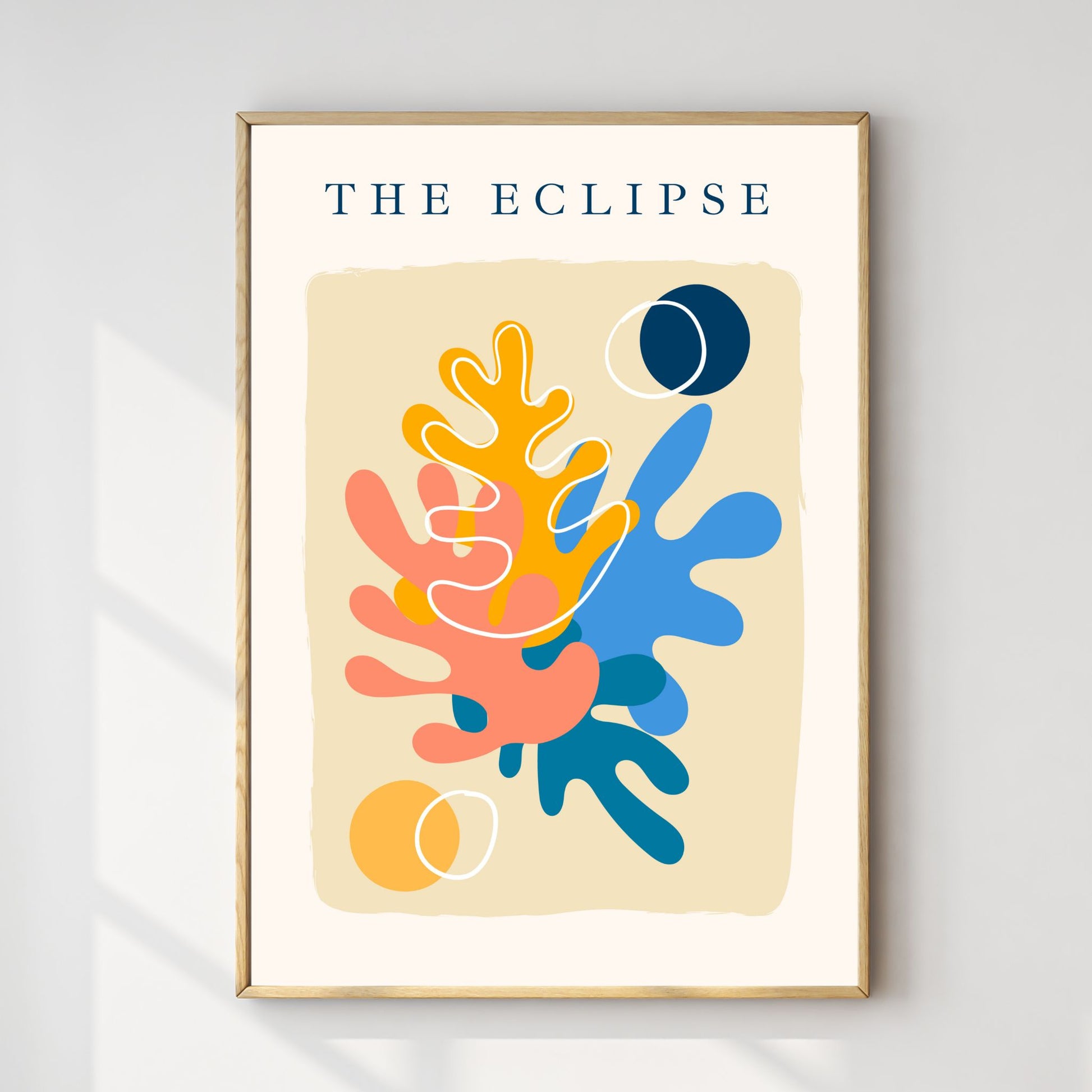 Inspirert av den ikoniske stilen til Henri Matisse, kombinerer denne plakaten abstrakte former og dristige farger for å illustrere det naturlige fenomenet med en minimalistisk, moderne vri. Illustrasjonsfoto viser plakat i lys ramme.