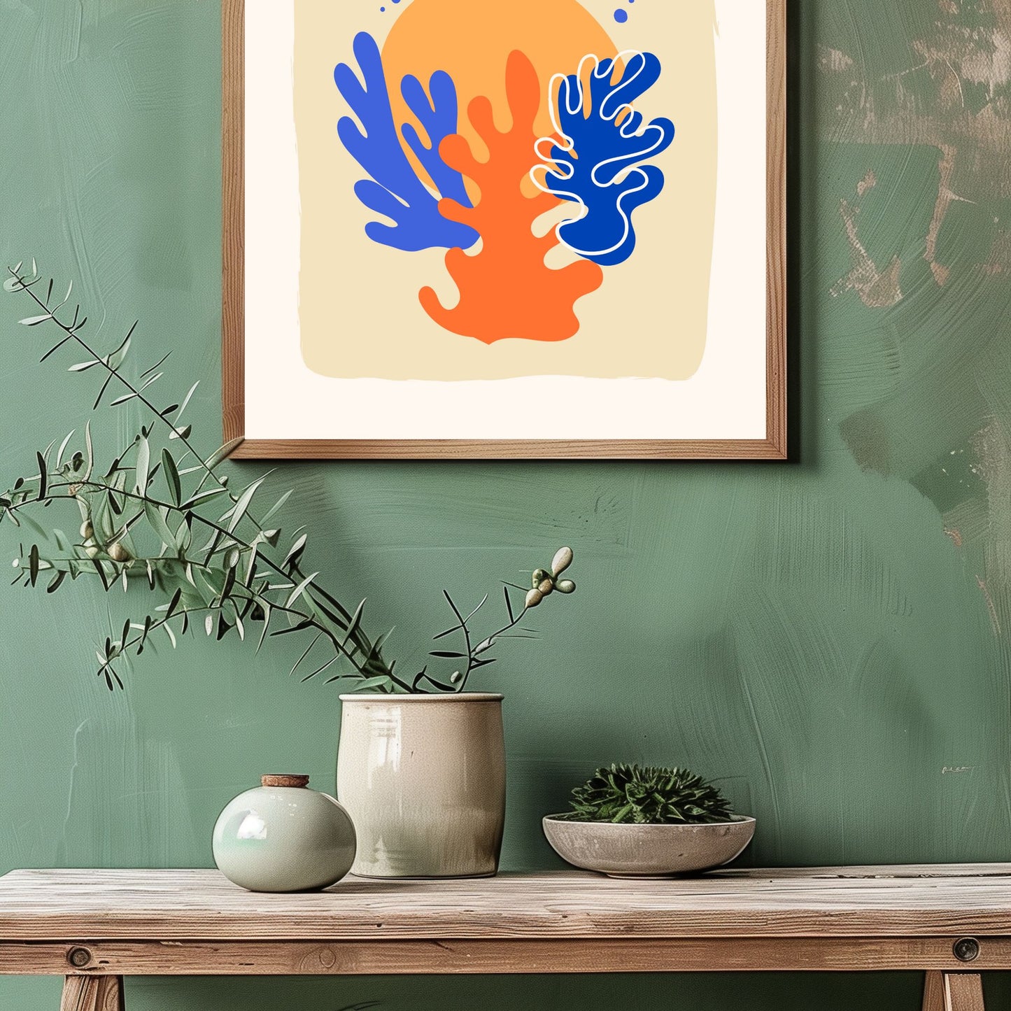 Med abstrakte, flytende former i klare blå og oransje farger, skaper denne Matisse-inspirerte plakaten et lekent og samtidig sofistikert uttrykk. Illustrasjonsfot viser plakat i lys ramme.