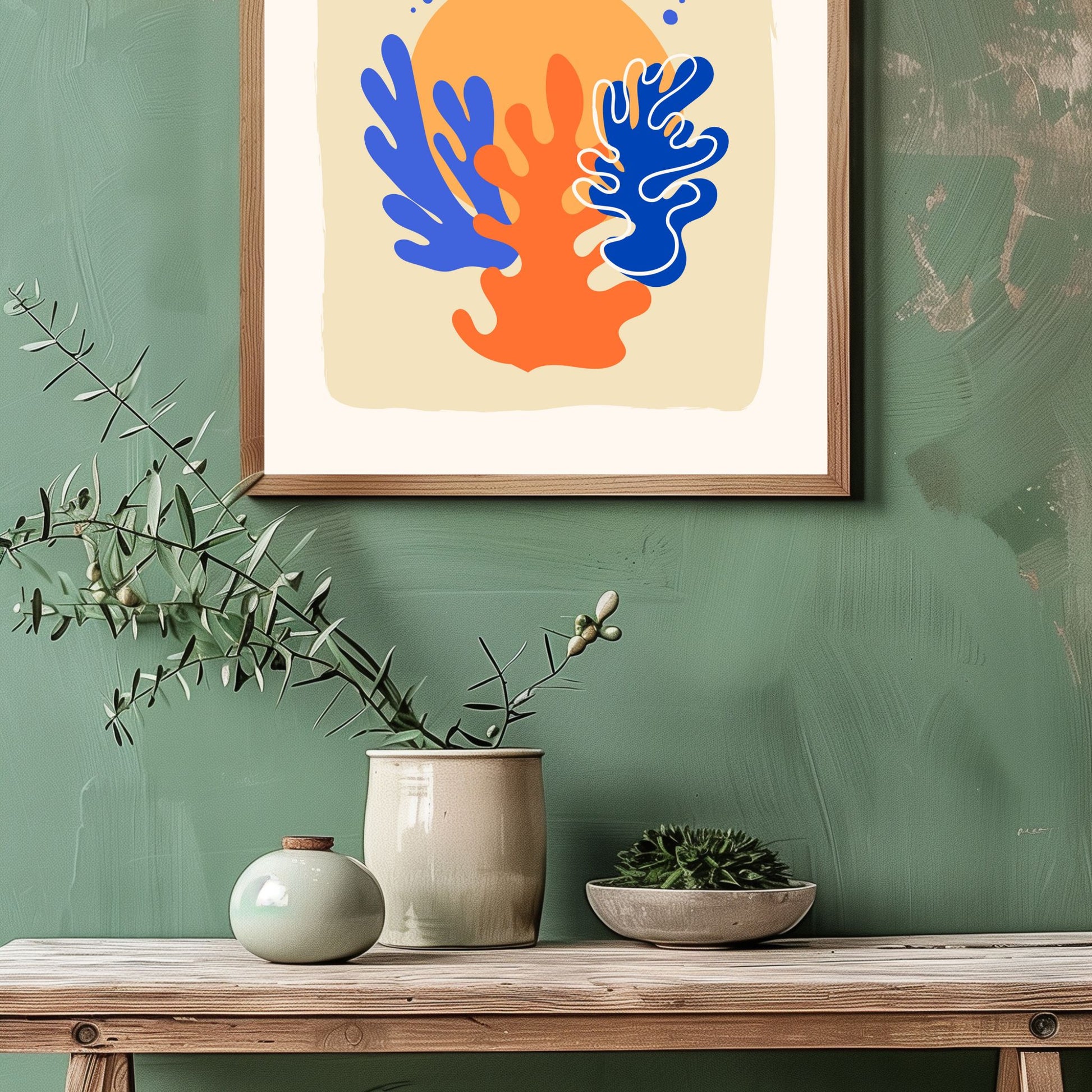 Med abstrakte, flytende former i klare blå og oransje farger, skaper denne Matisse-inspirerte plakaten et lekent og samtidig sofistikert uttrykk. Illustrasjonsfot viser plakat i lys ramme.