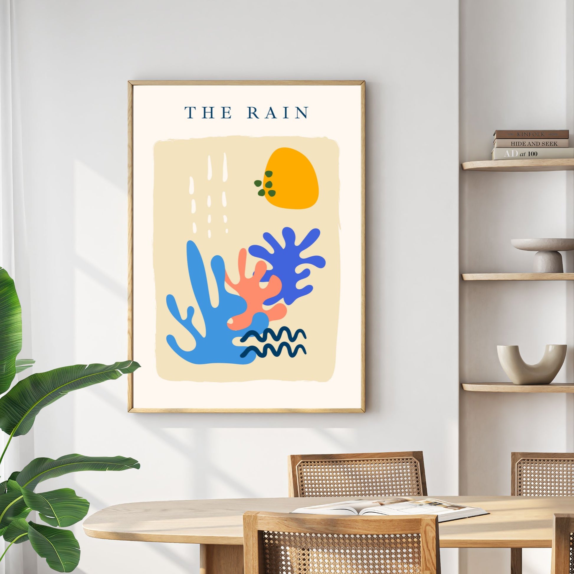 Inspirert av den ikoniske stilen til Henri Matisse, kombinerer denne plakaten lekne former og dristige farger for å skildre regn og elementer fra naturen. Illustrasjonsfoto viser plakaten i lys ramme.