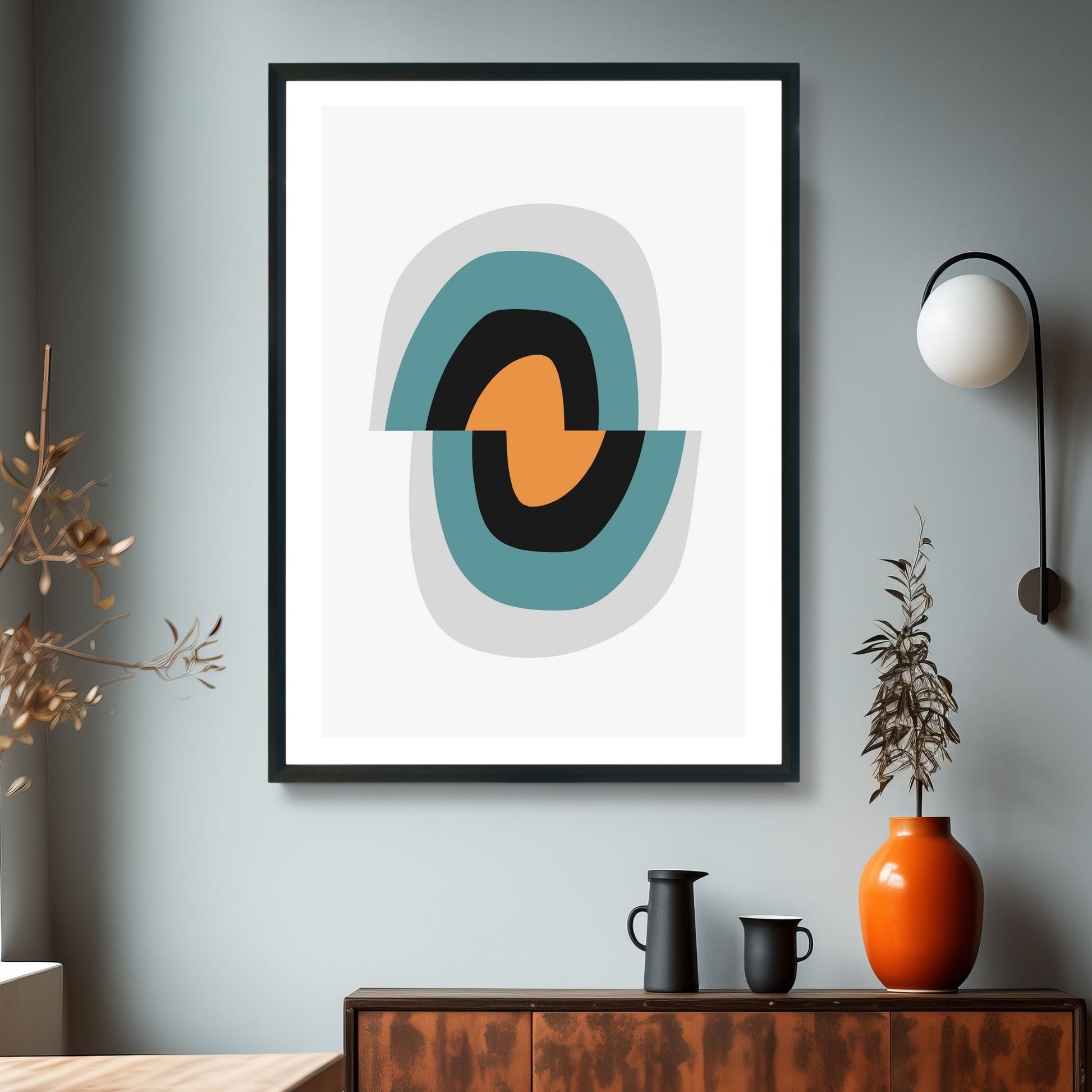 Grafisk motiv som viser et unikt og dynamisk arrangement av geometriske former og linjer, som skaper et visuelt slående bilde som vil fange oppmerksomheten til enhver besøkende. Illustrasjonsbilde som viser plakat i ramme på en vegg over et skap.