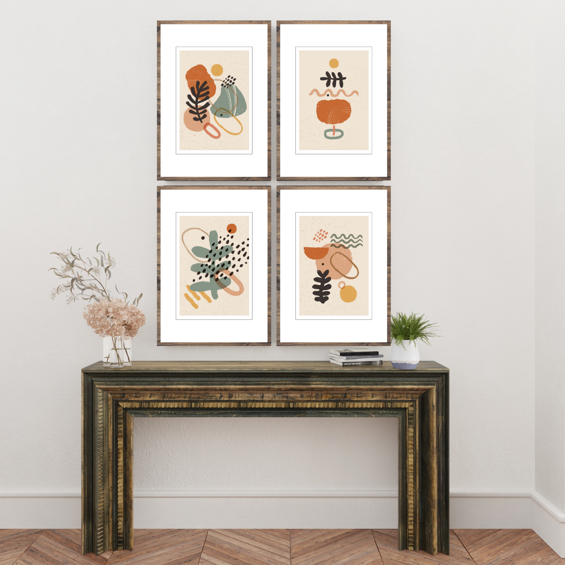 Serie bestående av 4 dekorative grafiske motiver i fargenyanser beige, rust, gul og grønn.