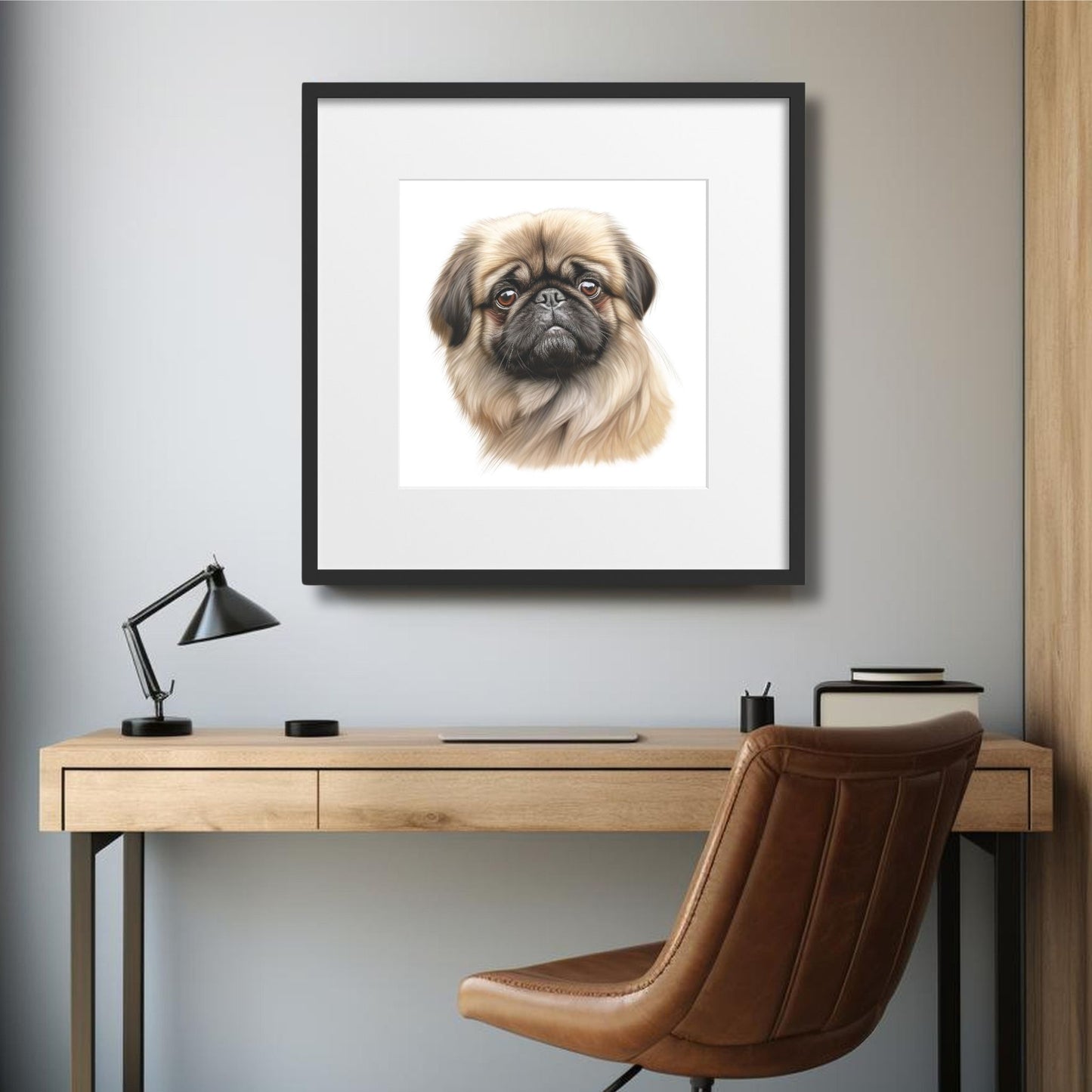 Dette detaljerte portrettet av en mops fanger den bedårende og sjarmerende personligheten til en av verdens mest elskede hunderaser. Illustrasjonsfoto viser motivet i sort ramme med passepartout som henger over et skrivebord.