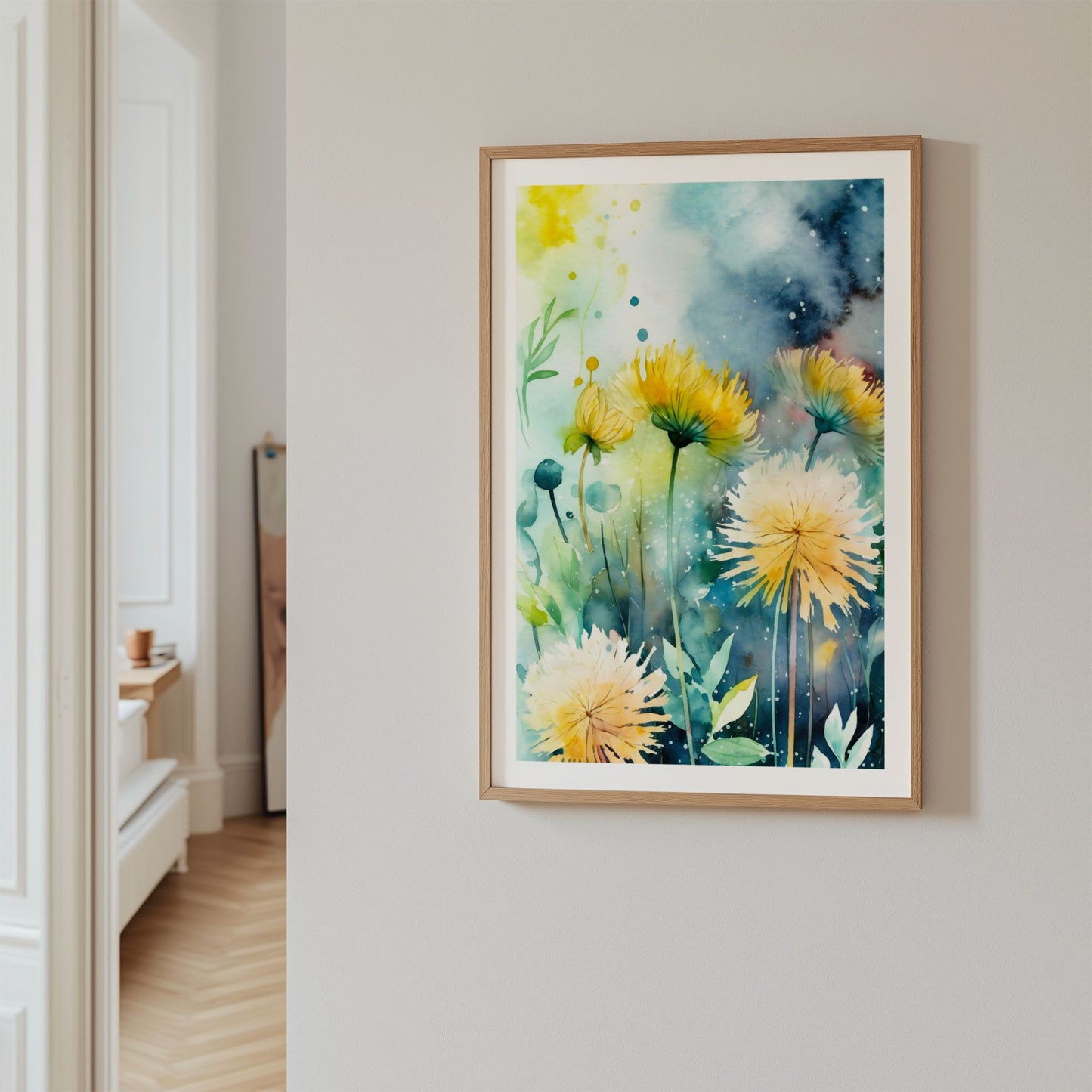 Dette kunstverket fanger den delikate elegansen til gule løvetann, malt i en myk og drømmende akvarellstil med bakgrunn i blåtoner. Illustrasjon viser plakat  med hvit kant i eik ramme med passepartout.