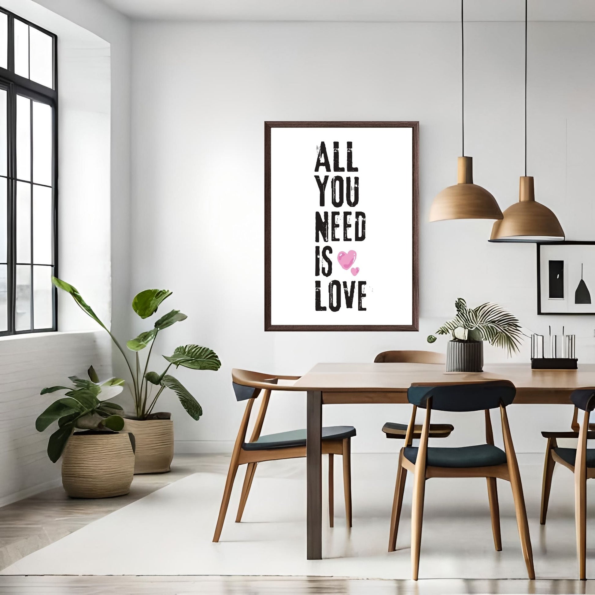 ALL YOU NEED IS LOVE - grafisk tekstplakat med sort tekst på hvit bakgrunn, og to rosa hjerter. Illustrasjon viser plakat i ramme på en vegg ved et spisebord.