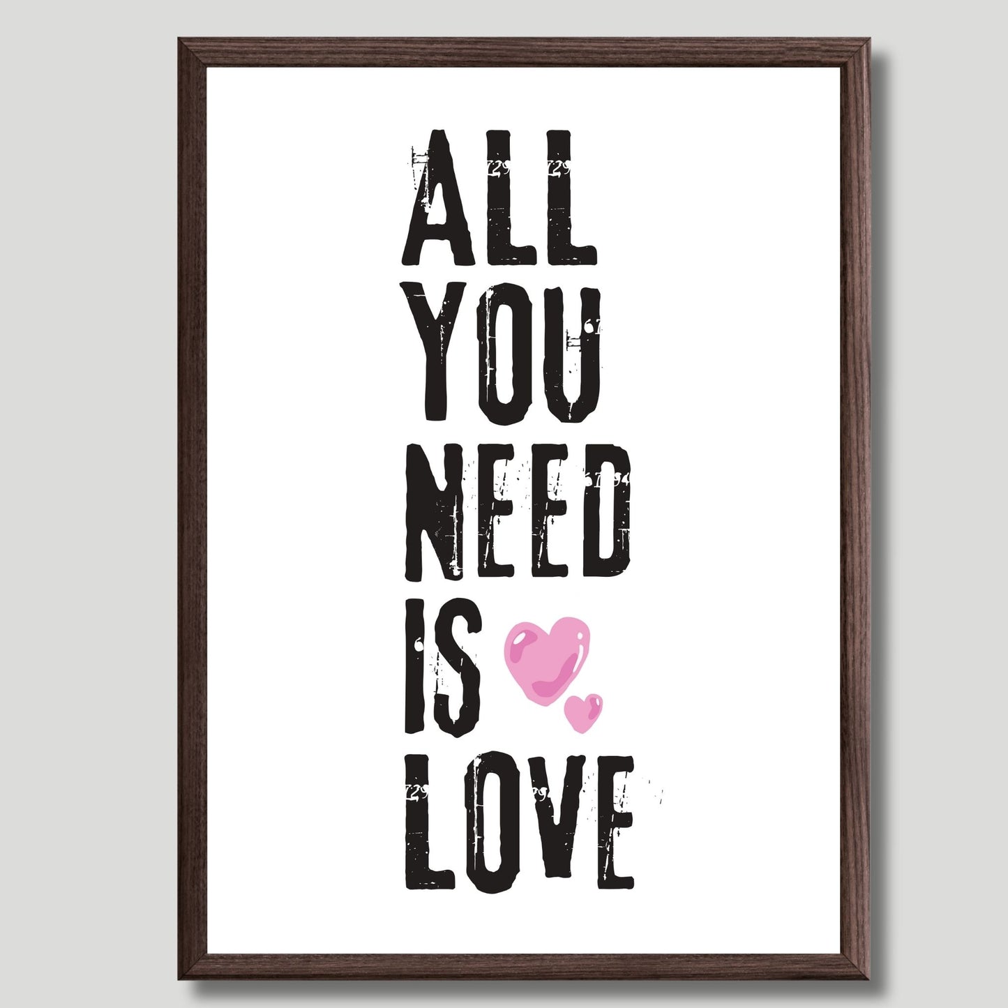 ALL YOU NEED IS LOVE - grafisk tekstplakat med sort tekst på hvit bakgrunn, og to rosa hjerter. 