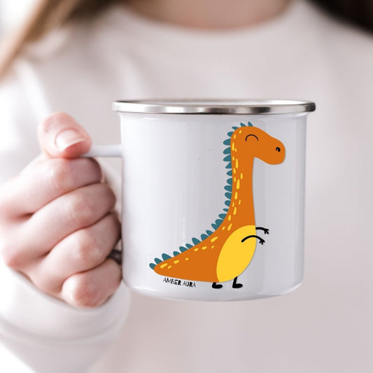 Barn som holder emaljekrus med motiv av dinosauren Amber Aura fra Dino Venneflokken
