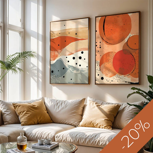 Med varme jordtoner i terrakotta, beige og dempede blå nyanser skaper Desert Waves og Amber Dots en harmonisk og sofistikert atmosfære. Illustrasjon viser motivene som plakater uten hvit kantlinje i rammer over en sofa.