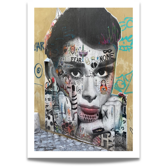 Motivet viser en paste up plakat av "Audrey Hepburn".