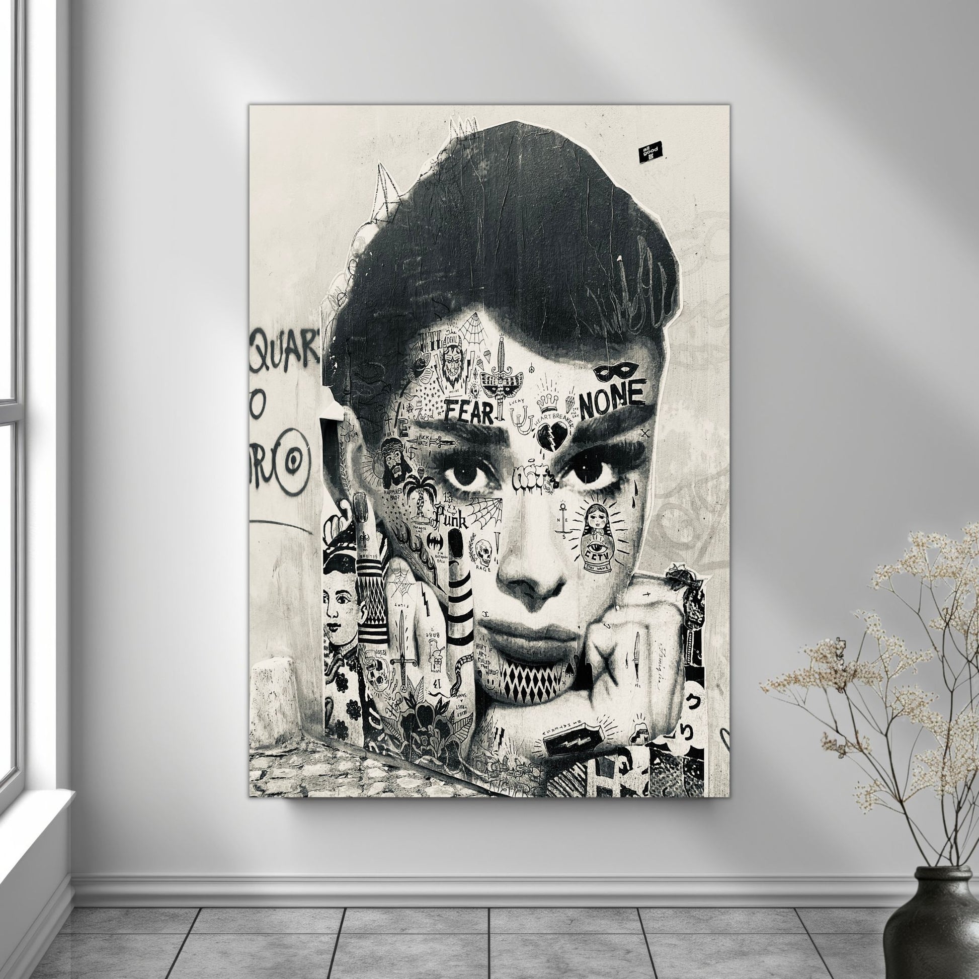 La deg bli transportert til den pulserende gatemiljøet i Roma med "Audrey Hepburn" på leret. Dette paste up kunstverket, inspirert av den ikoniske skuespilleren, gir en smakebit av den unike gatekunsten som preger byen. Illystrasjonen viser motivet på en vegg.