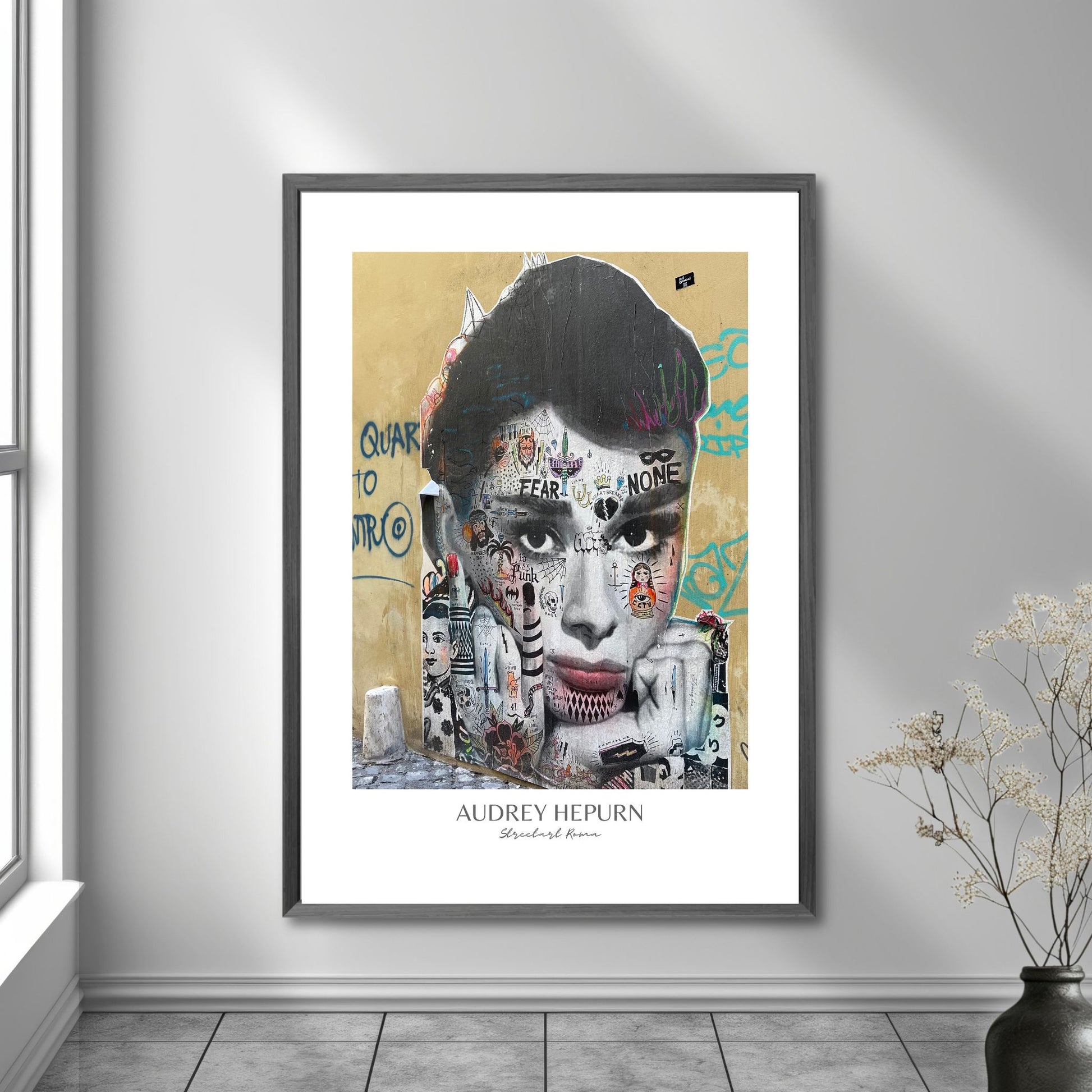 La deg bli transportert til den pulserende gatemiljøet i Roma med "Audrey Hepburn" plakat. Dette paste up kunstverket, inspirert av den ikoniske skuespilleren, gir en smakebit av den unike gatekunsten som preger byen. Illystrasjonen viser motivet i mørk ramme på en vegg.