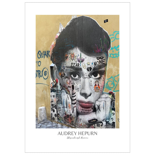 La deg bli transportert til den pulserende gatemiljøet i Roma med "Audrey Hepburn" plakat. Dette paste up kunstverket, inspirert av den ikoniske skuespilleren, gir en smakebit av den unike gatekunsten som preger byen.