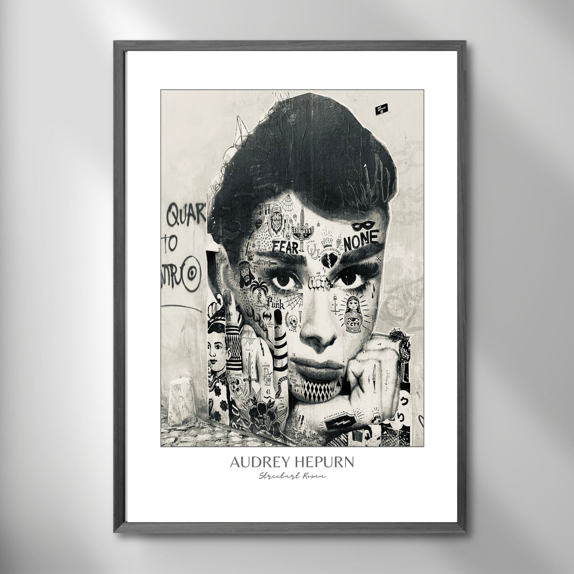 La deg bli transportert til den pulserende gatemiljøet i Roma med "Audrey Hepburn" plakat. Dette paste up kunstverket, inspirert av den ikoniske skuespilleren, gir en smakebit av den unike gatekunsten som preger byen. Illystrasjonen viser motivet i mørk ramme på en vegg.